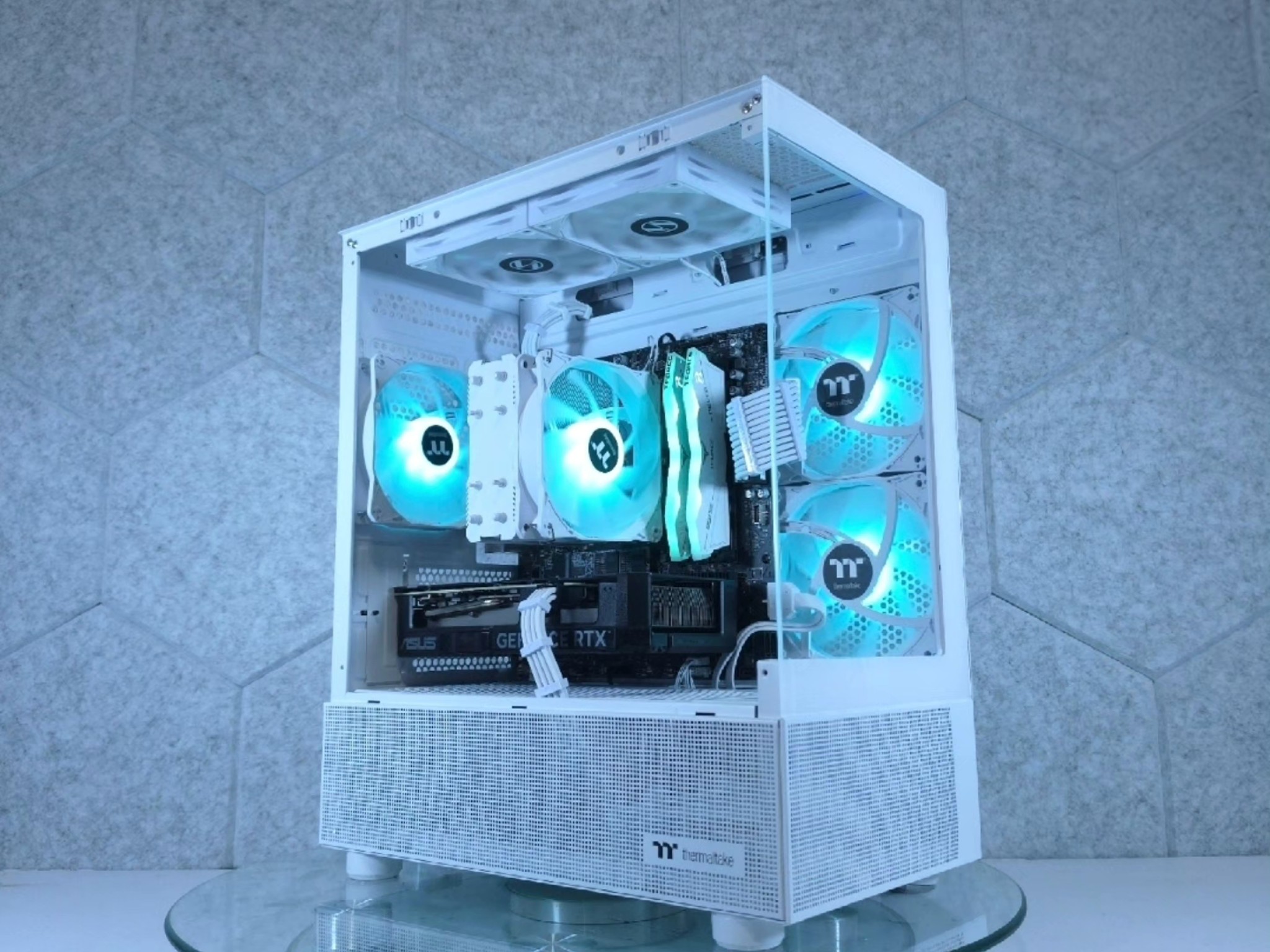 ASUS RTX 4070 💚 Ryzen 5 9600X