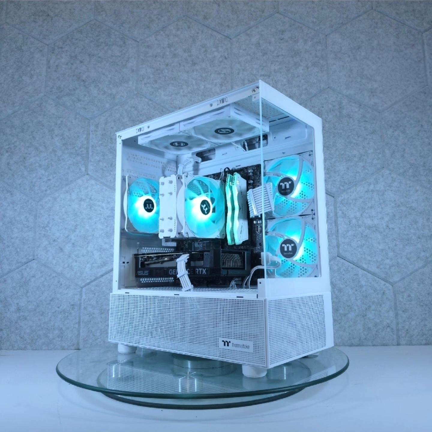 ASUS RTX 4070 💚 Ryzen 5 9600X