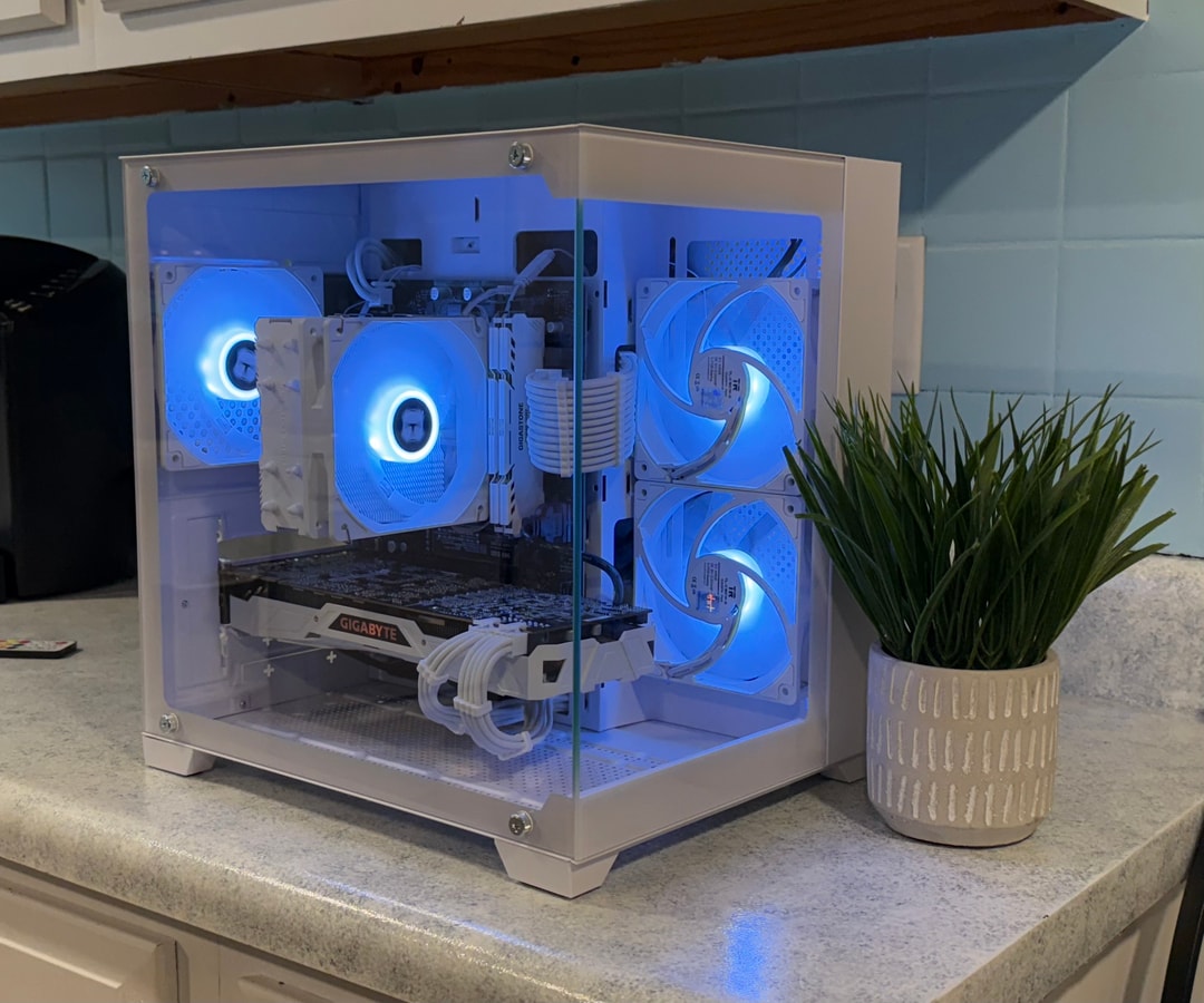 All-White Gaming PC – Ryzen 7 3700X / GTX 1080 Ti / 32GB RAM