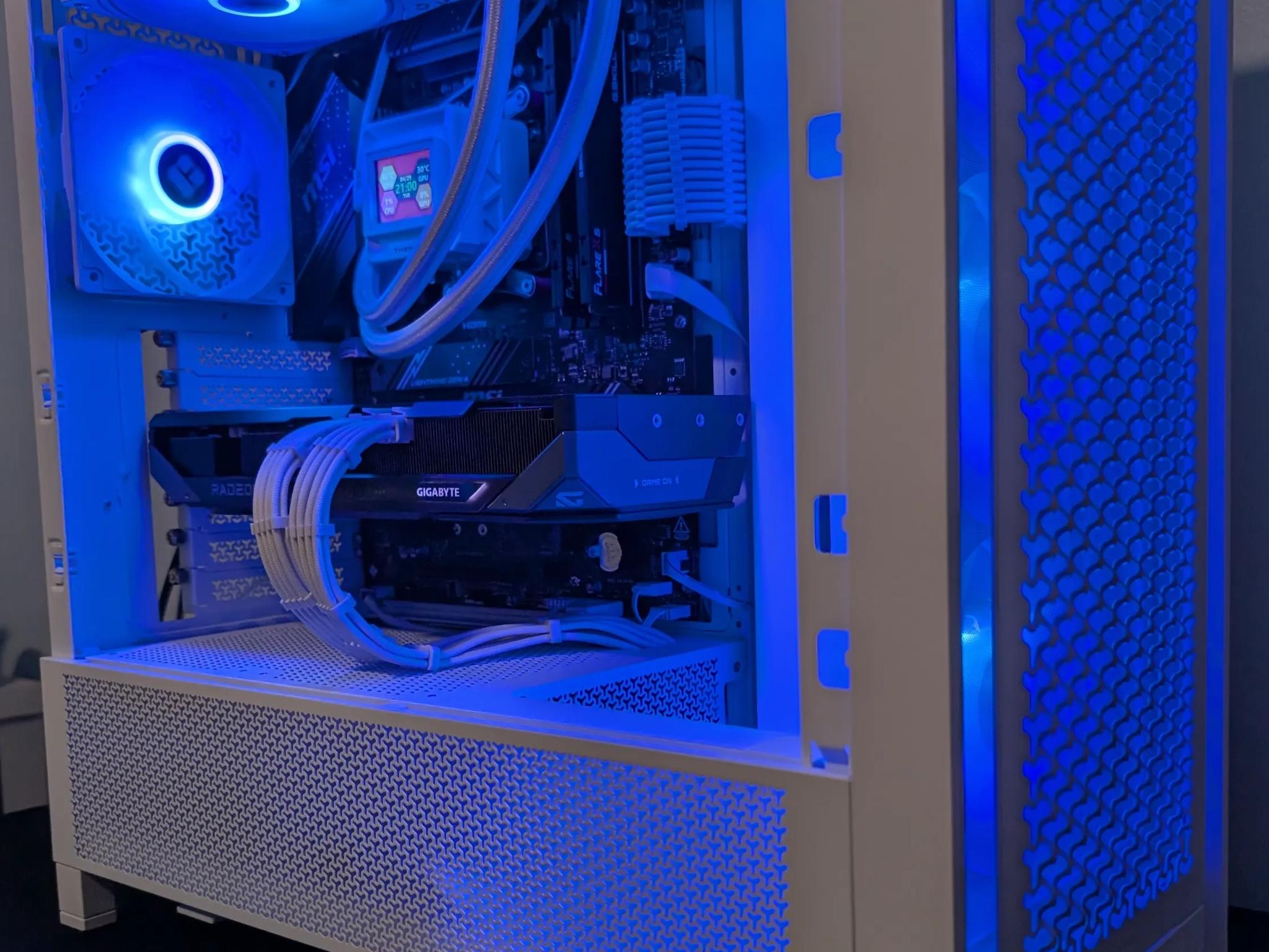 RX 9070 - Ryzen 7 9700x Cutting Edge Gaming PC