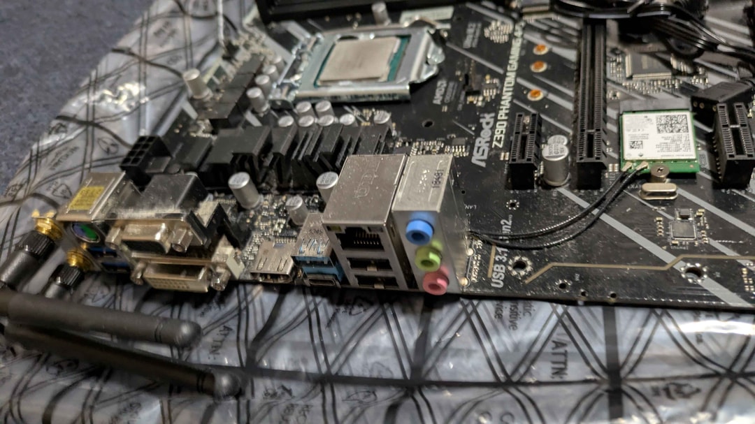 ASRock Z390 Wifi Phantom Gaming 4 Motherboard + Intel 9700k | Jawa