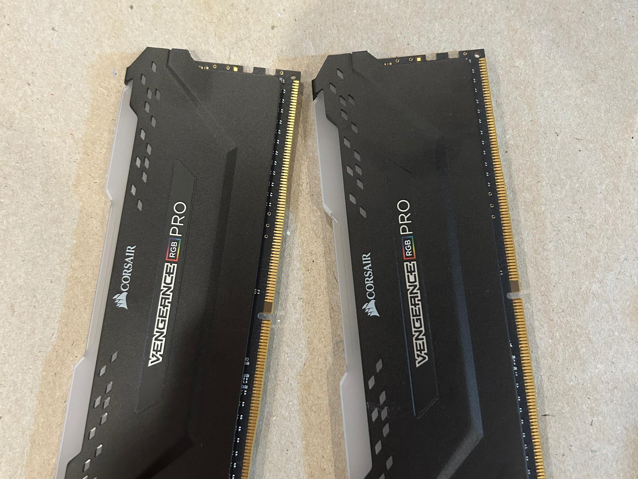 Corsair Vengeance RGB Pro SL 16 GB DDR4-2933 CL16-18-18-36 1.35V Kit