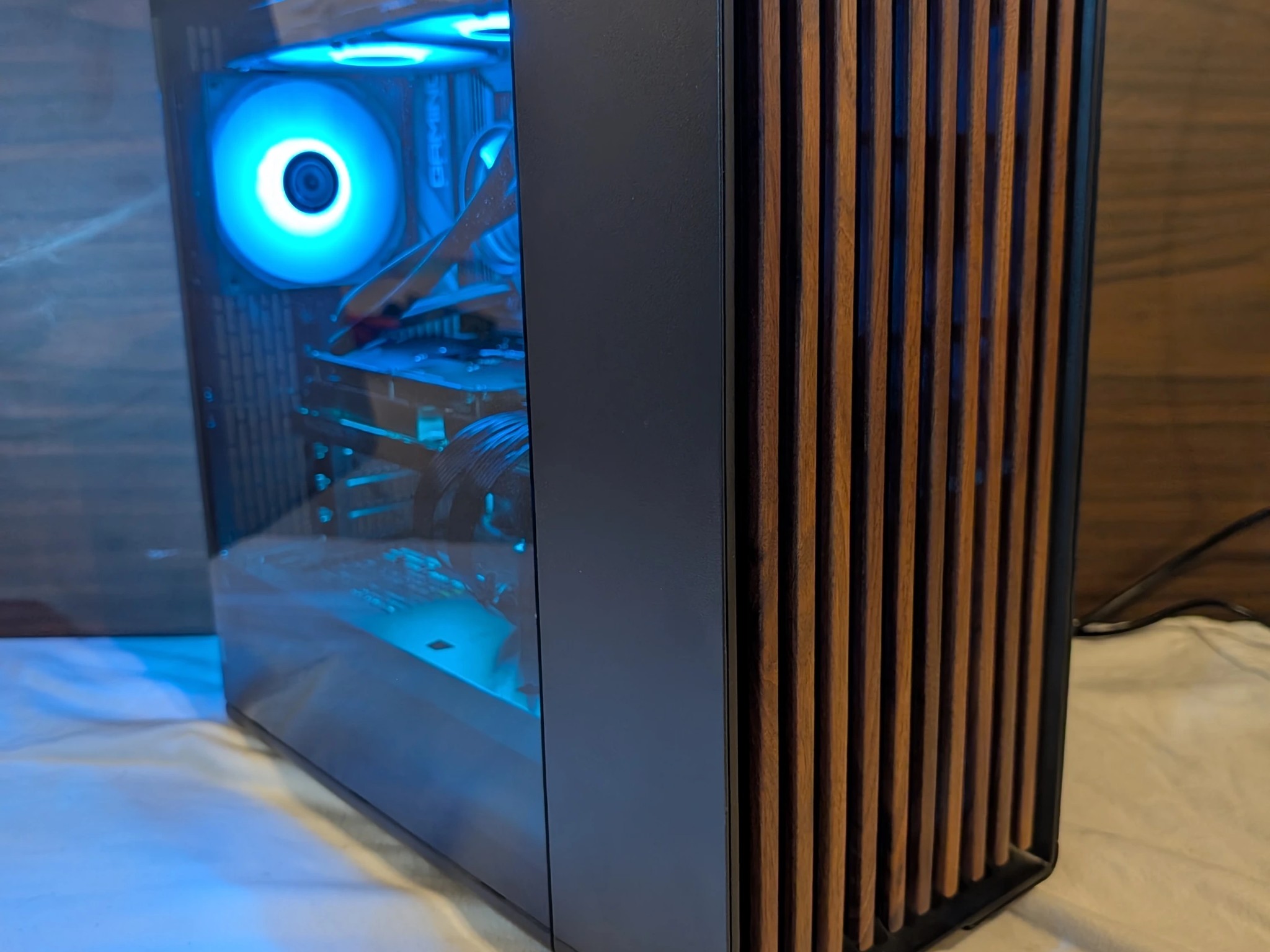 Fractal North Wood Gaming RGB PC - Ryzen 5 7600X / Radeon RX 7700XT 12GB / 32GB DDR5 / 2TB SSD / AIO