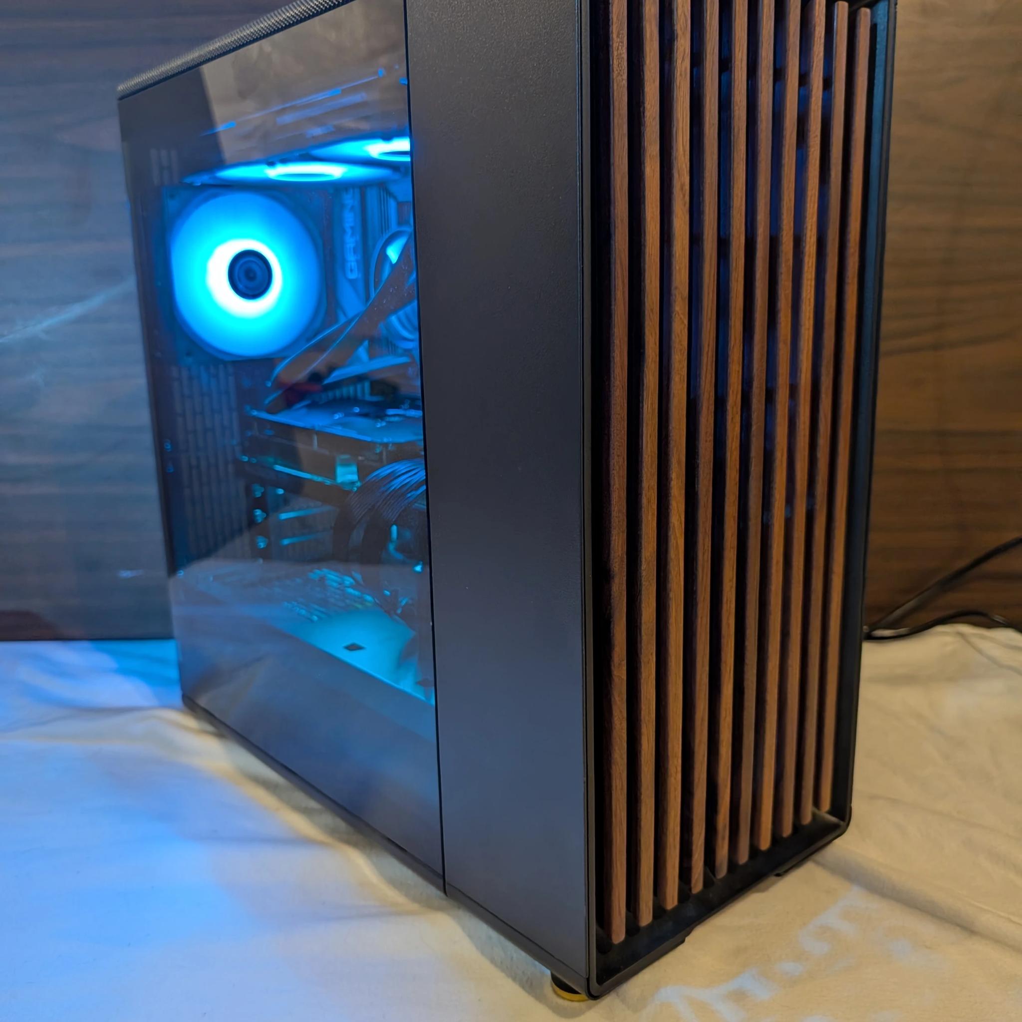 Fractal North Wood Gaming RGB PC - Ryzen 5 7600X / Radeon RX 7700XT 12GB / 32GB DDR5 / 2TB SSD / AIO