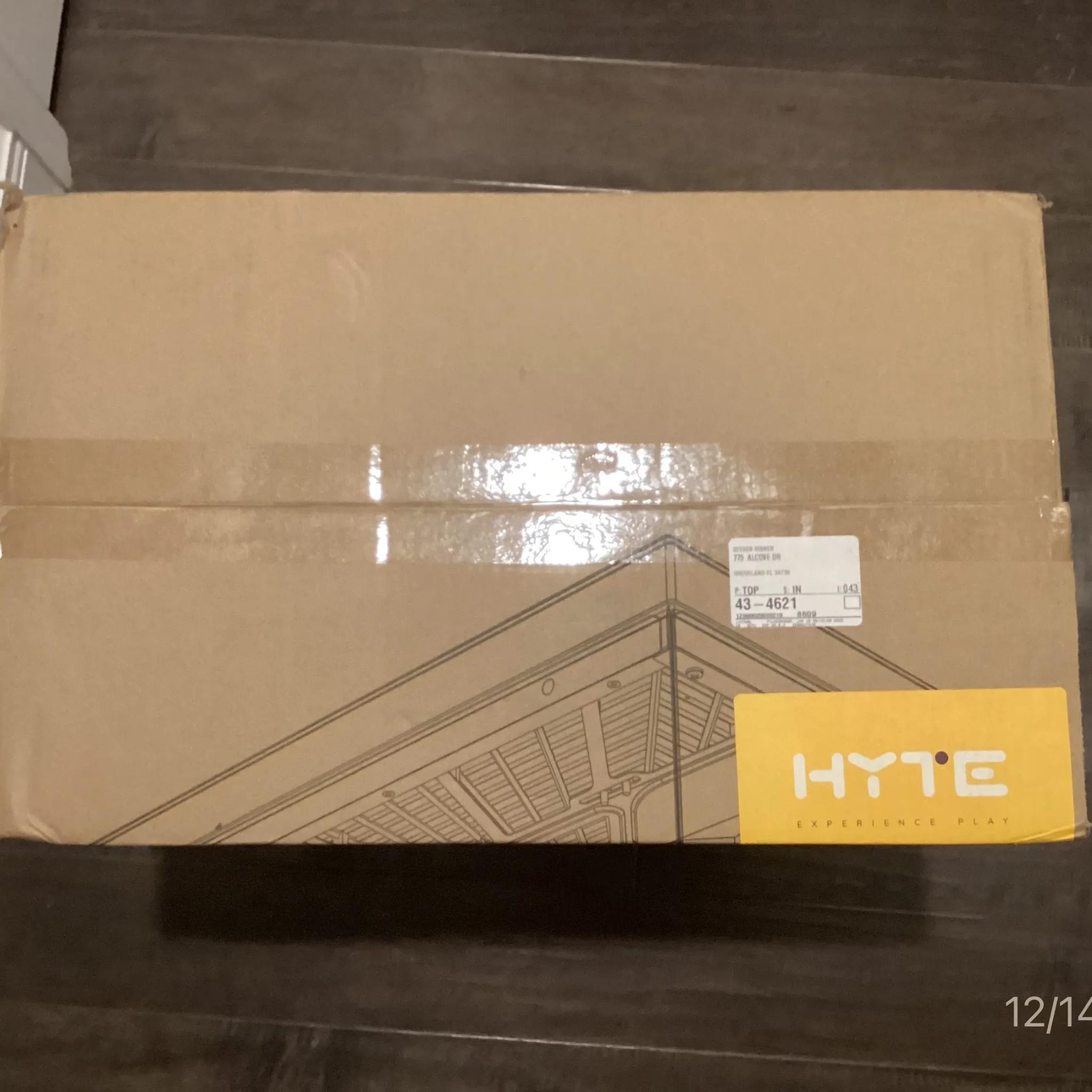 ++ NEW in Factory sealed box ++ Hyte Y40 Black/Red