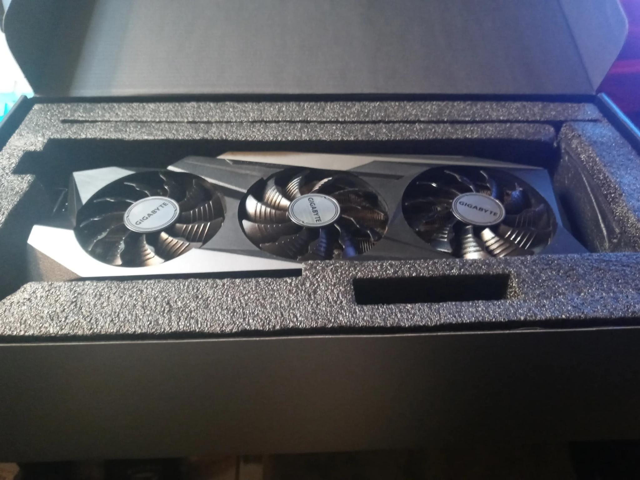 Gigabyte 3080 with ROG STRIX riser cable