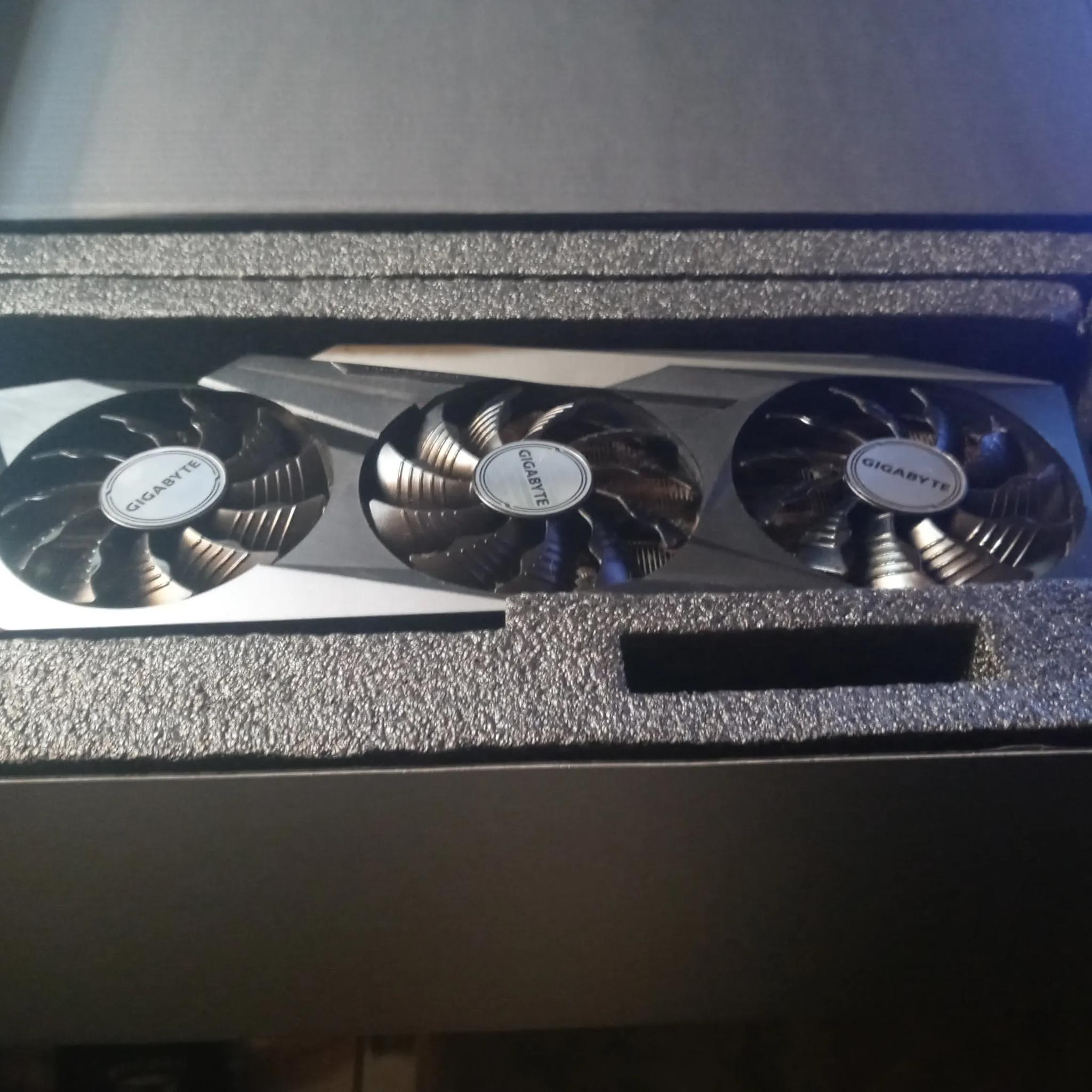 Gigabyte 3080 with ROG STRIX riser cable