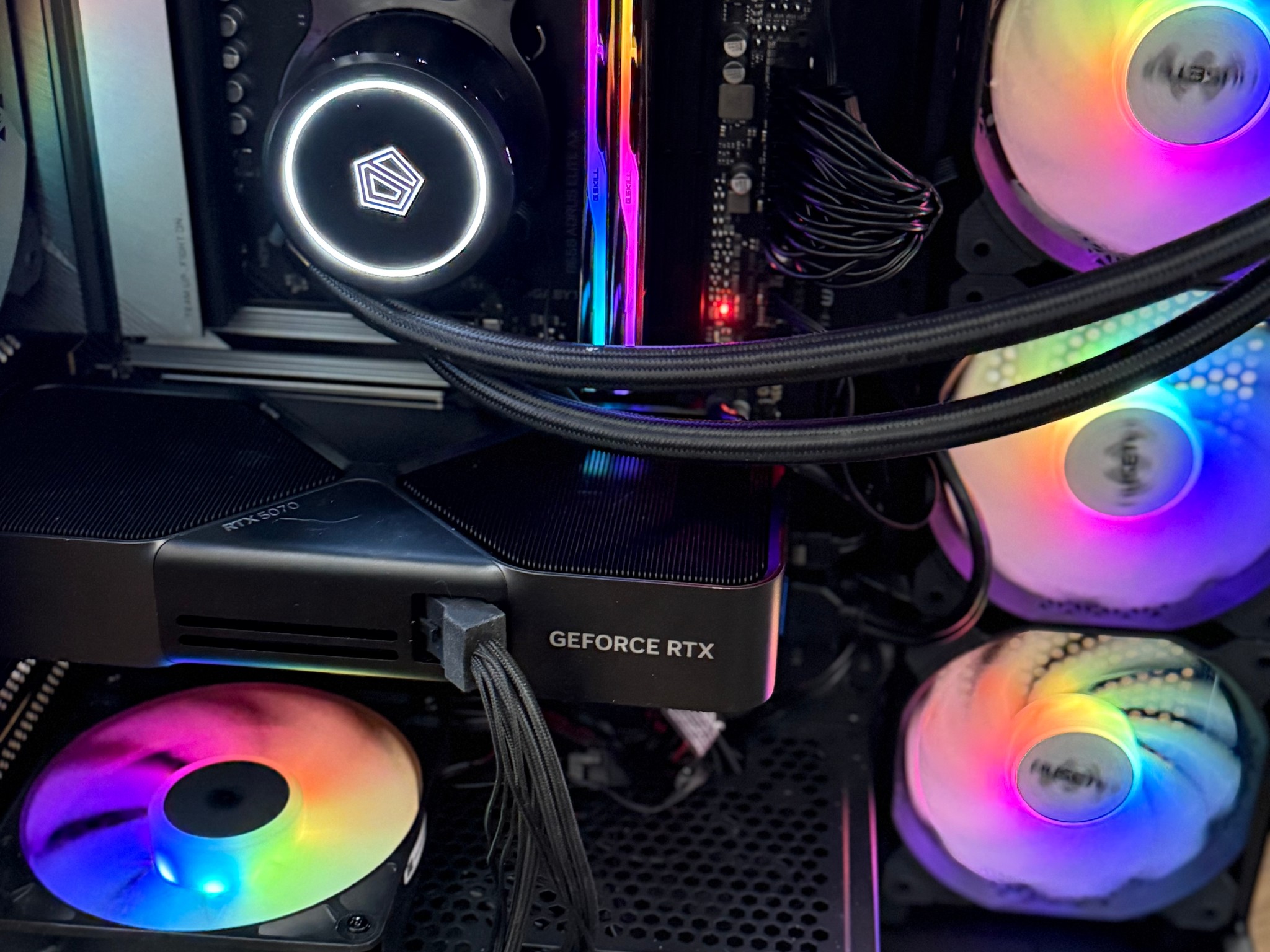 GeForce RTX 5070, AMD Ryzen 9 7950X3D
