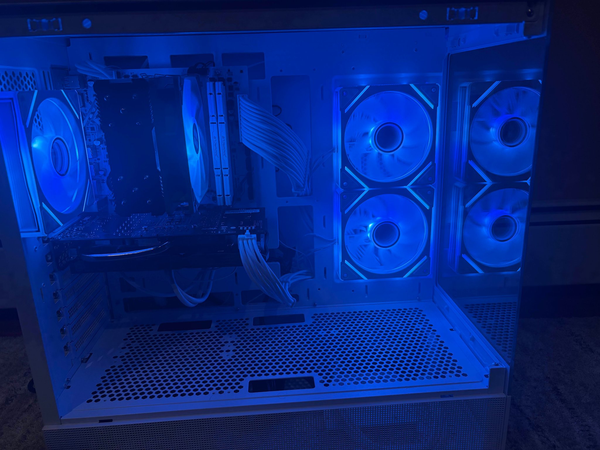 White Gaming PC – Ryzen 5 3600 + RTX 2060 Super – 16GB RAM, 1TB NVMe