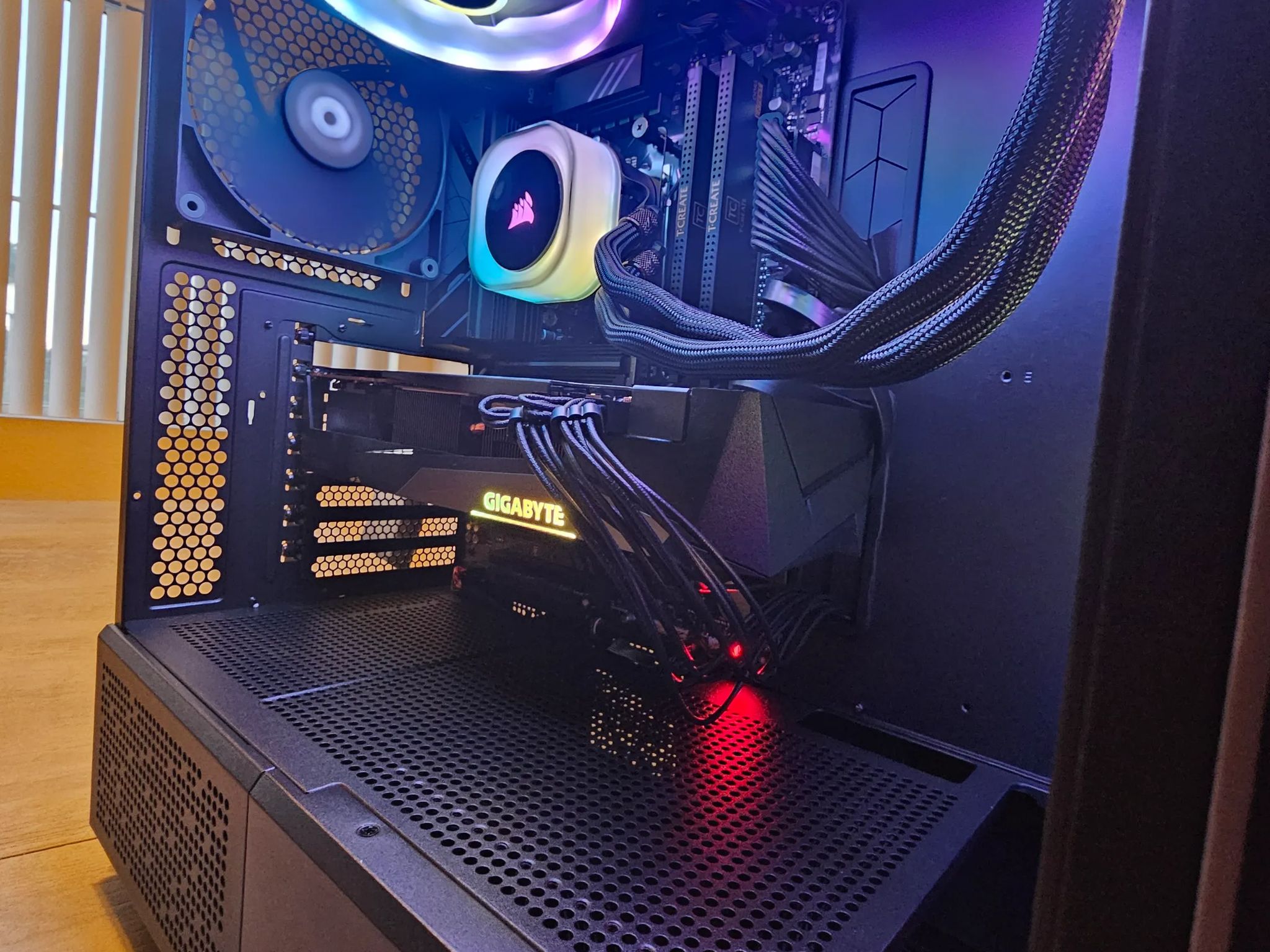 Black Swan R2 AMD: 7700/AMD 6800/32GB RAM/ Ultimate 1080P/1440P Gaming PC