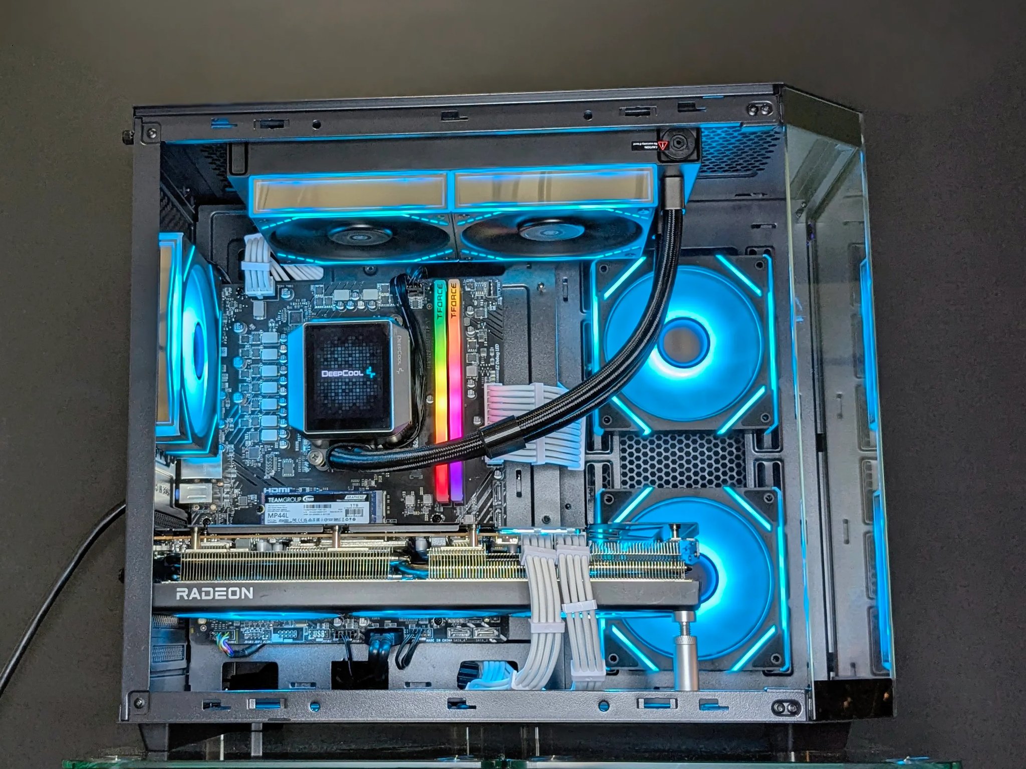 BF💲🏷️ Liquid Cooled/RX 7800XT⚫️Ryzen 8400F(AM5)⚫️32GB DDR5@5200MHz⚫️1TB NVMe/ PCIE 4.0⚫️Windows 11