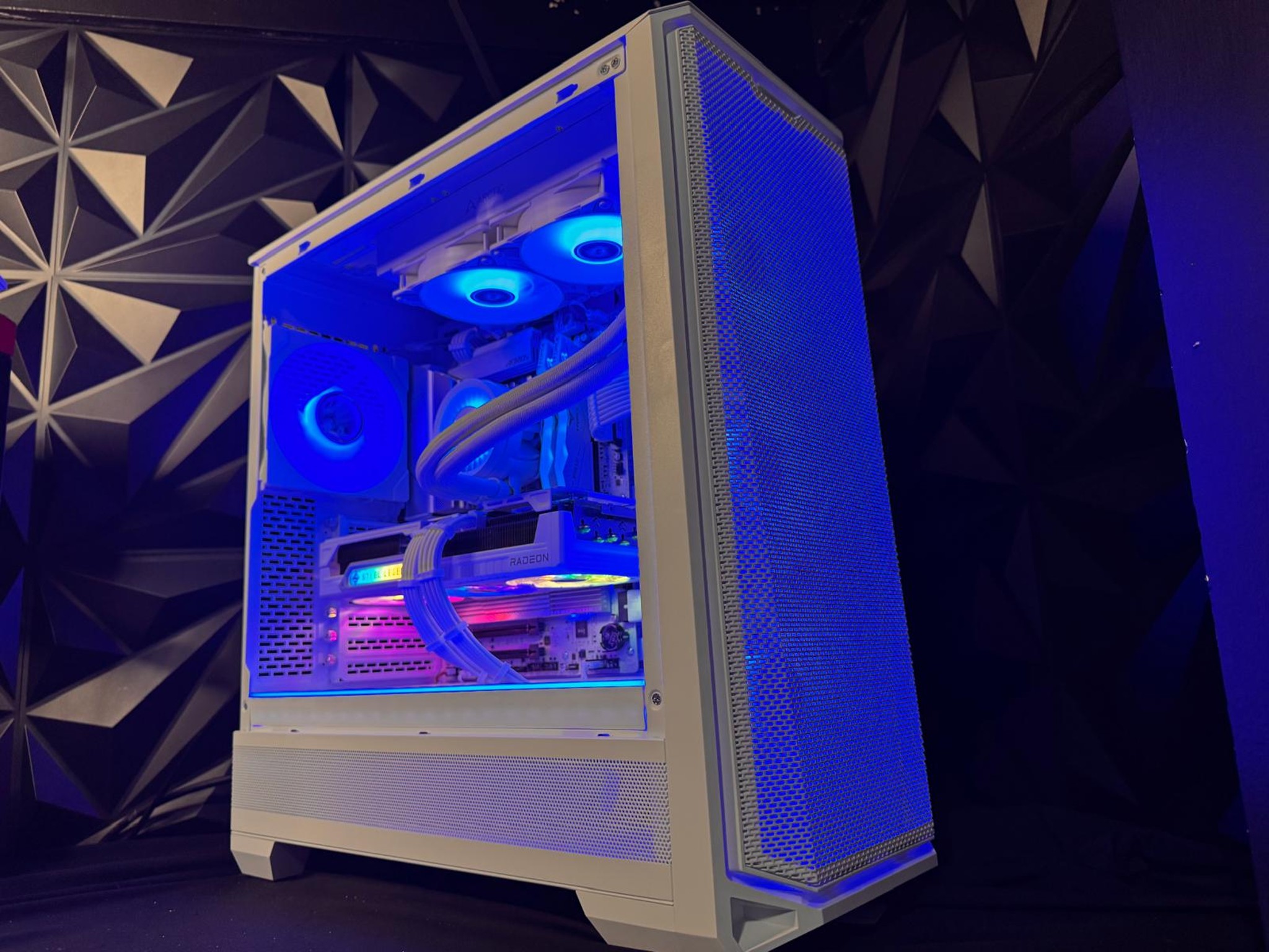 ⚪🕷️ The White Widow 🕷️⚪ Ryzen 9 7900X 🕷️ RX 9070XT 16GB 🕷️32 GB DDR5 6400Mhz🕷️ 4 TB NVMe🕷️ 850W PSU