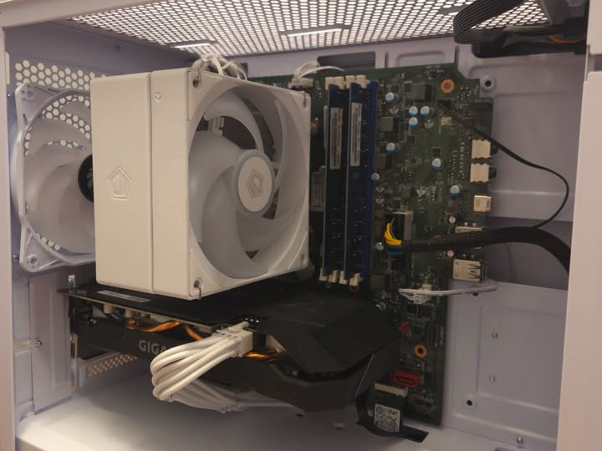 Custom White Gaming PC – i7-10700 / RTX 2060 – Fully Tested