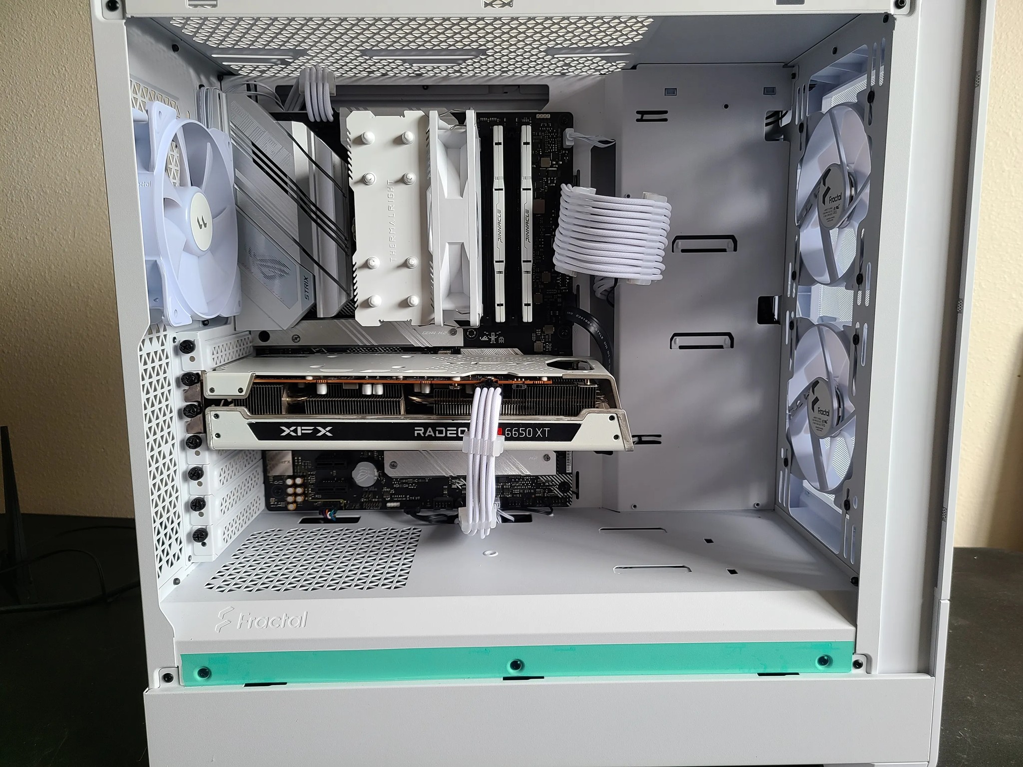 RX 6650 XT | Intel i5 11600K | 1TB Gen4 NVME | 32GB 3200MHz RAM