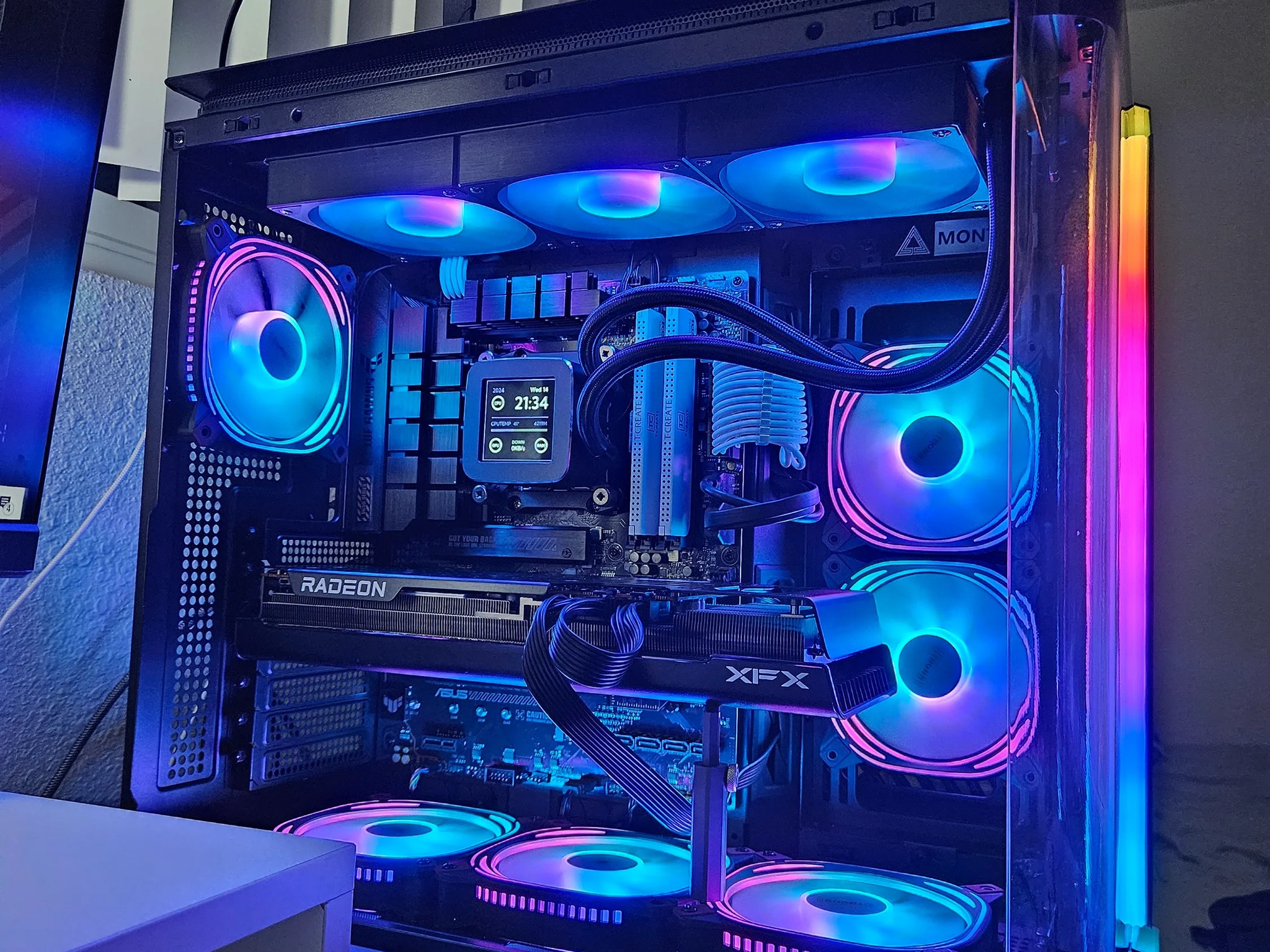RX 7800 XT Gaming PC / Ryzen 7 7700X / 32GB DDR5 / 1TB M.2 NVMe / B650E / Montech King 95 / P30