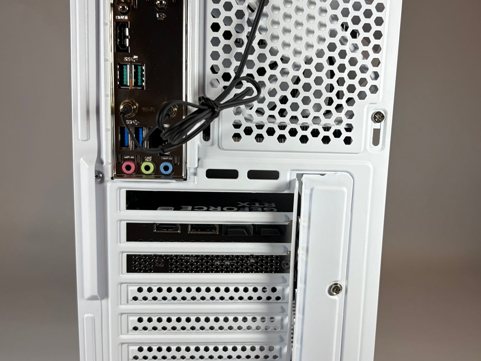 ❄️Gaming PC - RTX 5060 Ti/ R5 5500/ 16GB RAM/ 1TB SSD/ WHITE CASE