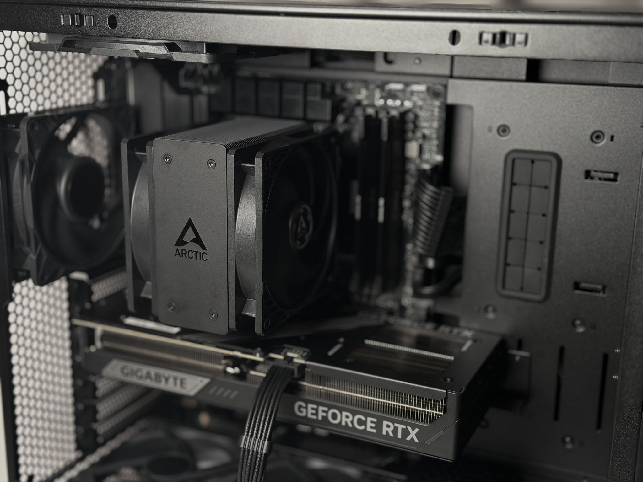 Stealth Pro — RTX 5080 | Ryzen 7800X3D | 32GB DDR5 | Quiet High-End Gaming PC (2TB)