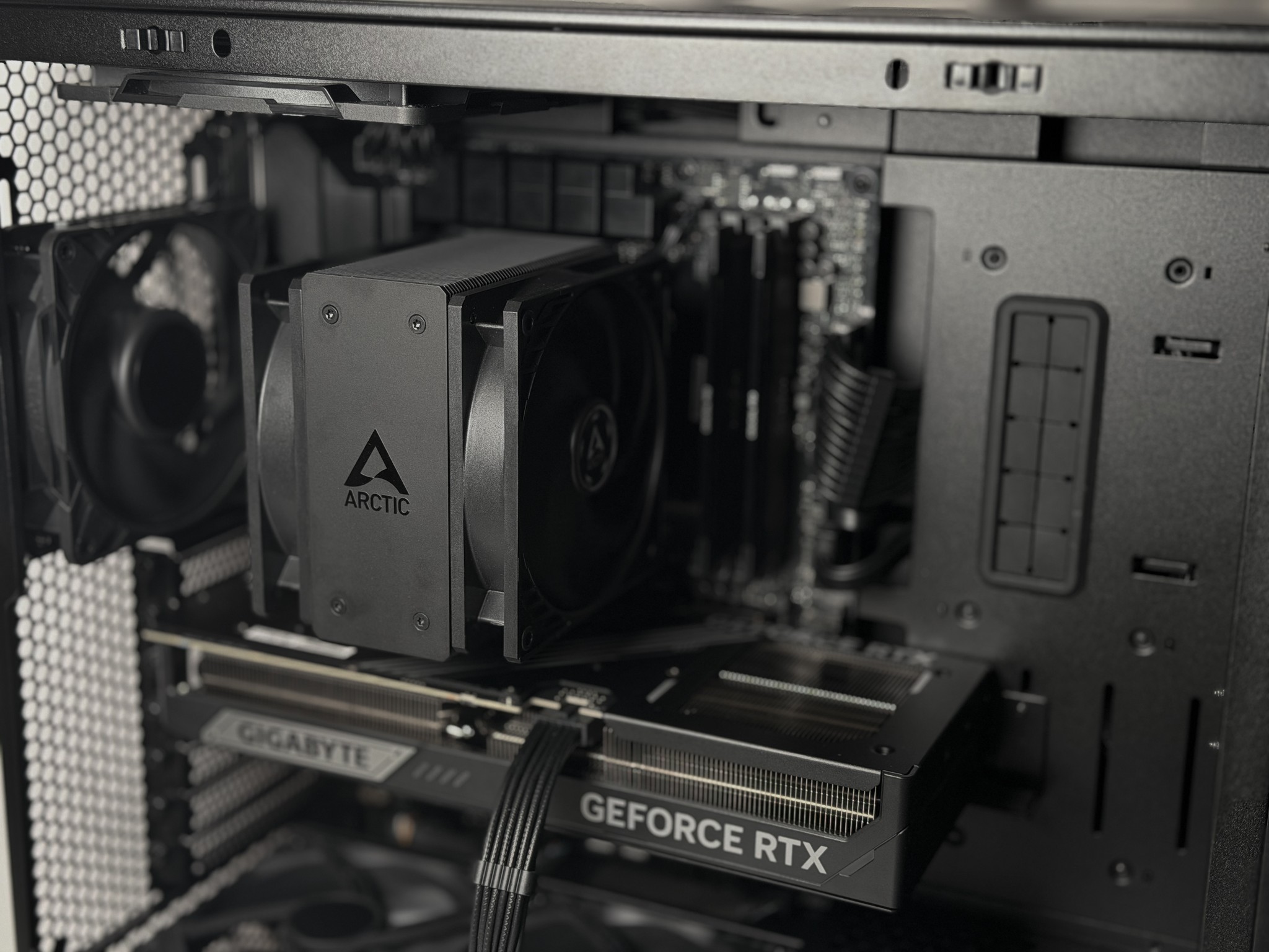 Stealth Pro — RTX 5080 | Ryzen 7800X3D | 32GB DDR5 | Quiet High-End Gaming PC (2TB)
