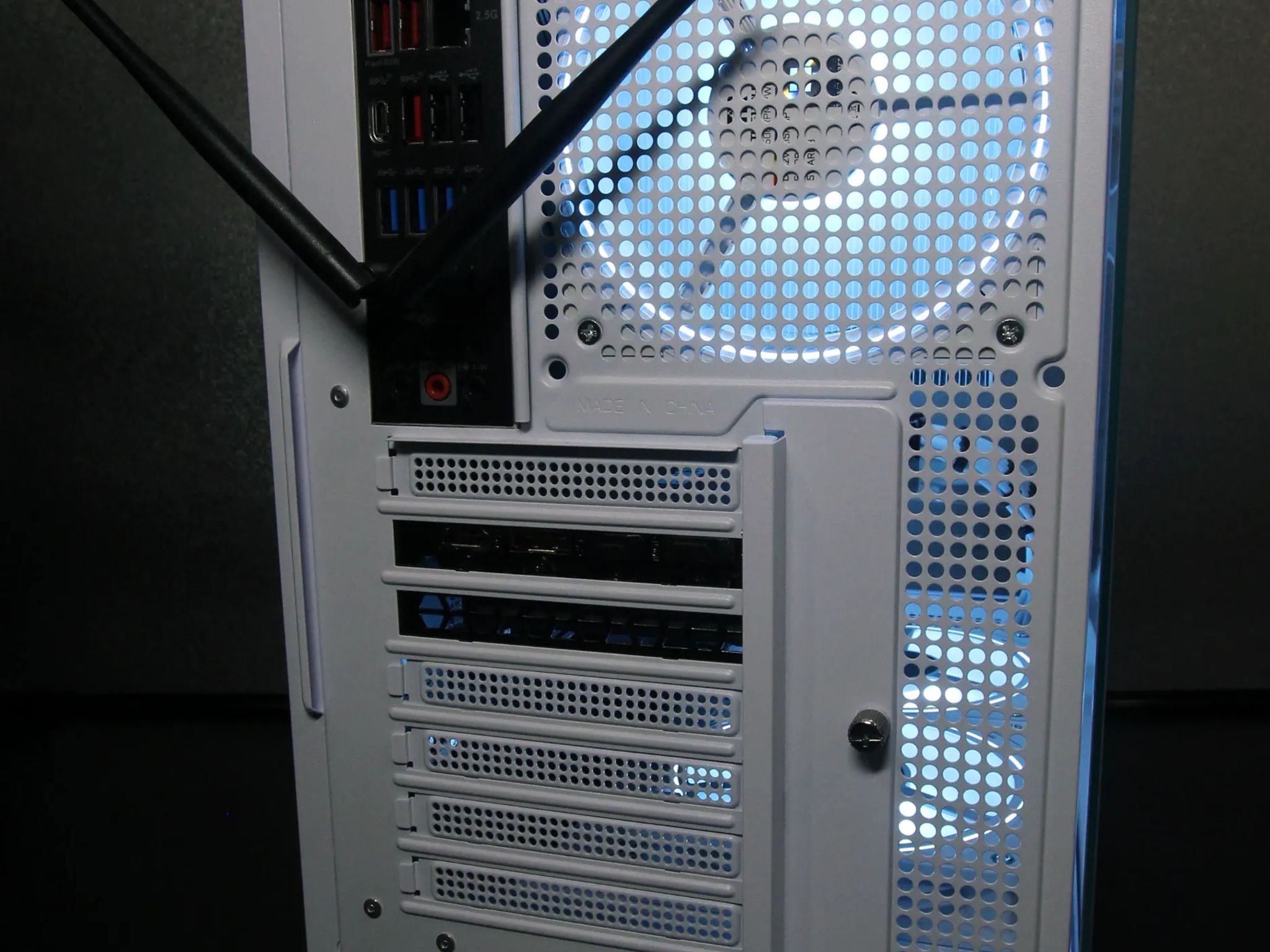 White Gaming PC / AMD Ryzen 5 7600X / RTX 3070 / 32GB / 1TB / Windows 10 Pro