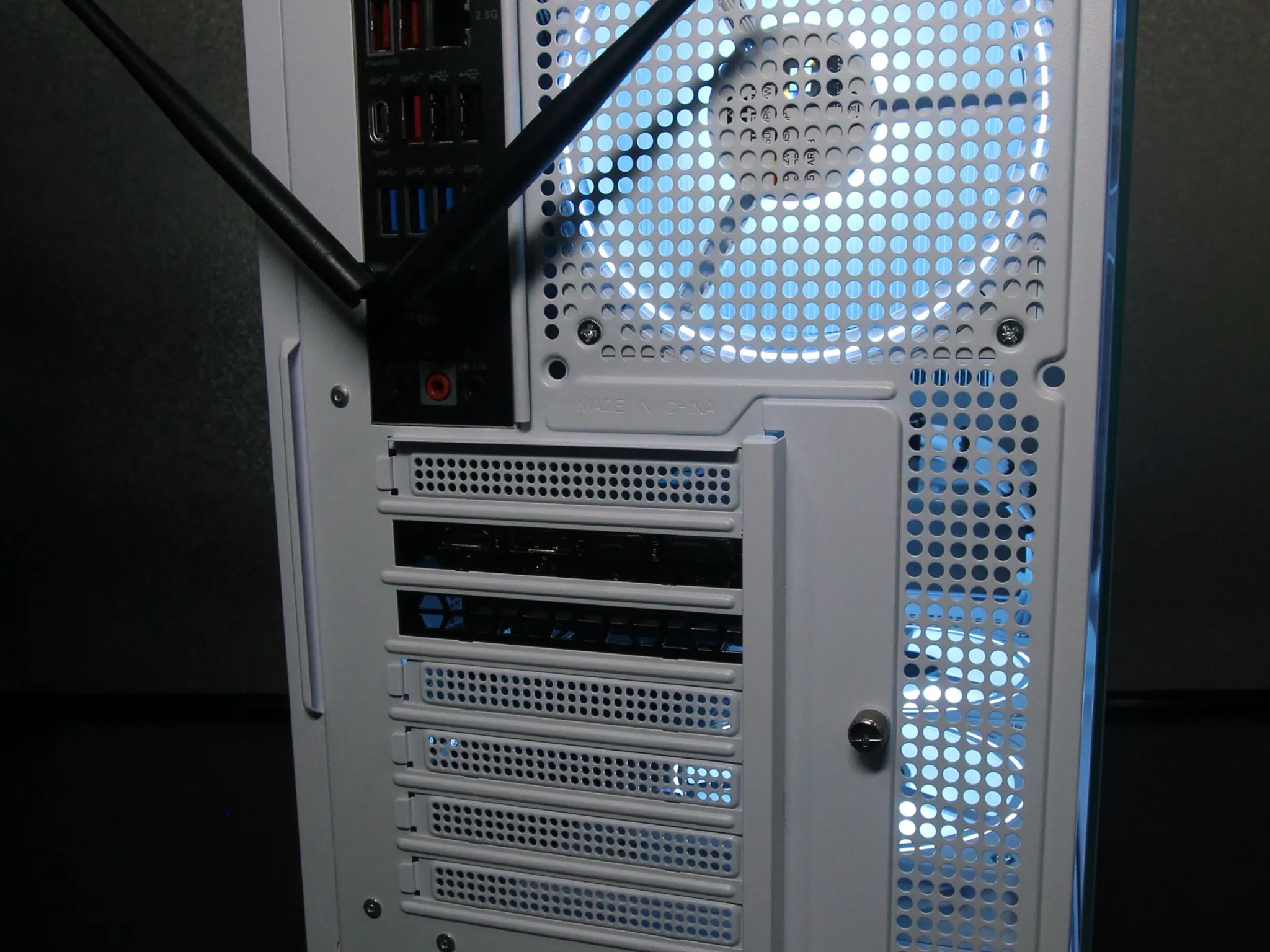 White Gaming PC / AMD Ryzen 5 7600X / RTX 3070 / 32GB / 1TB / Windows 10 Pro