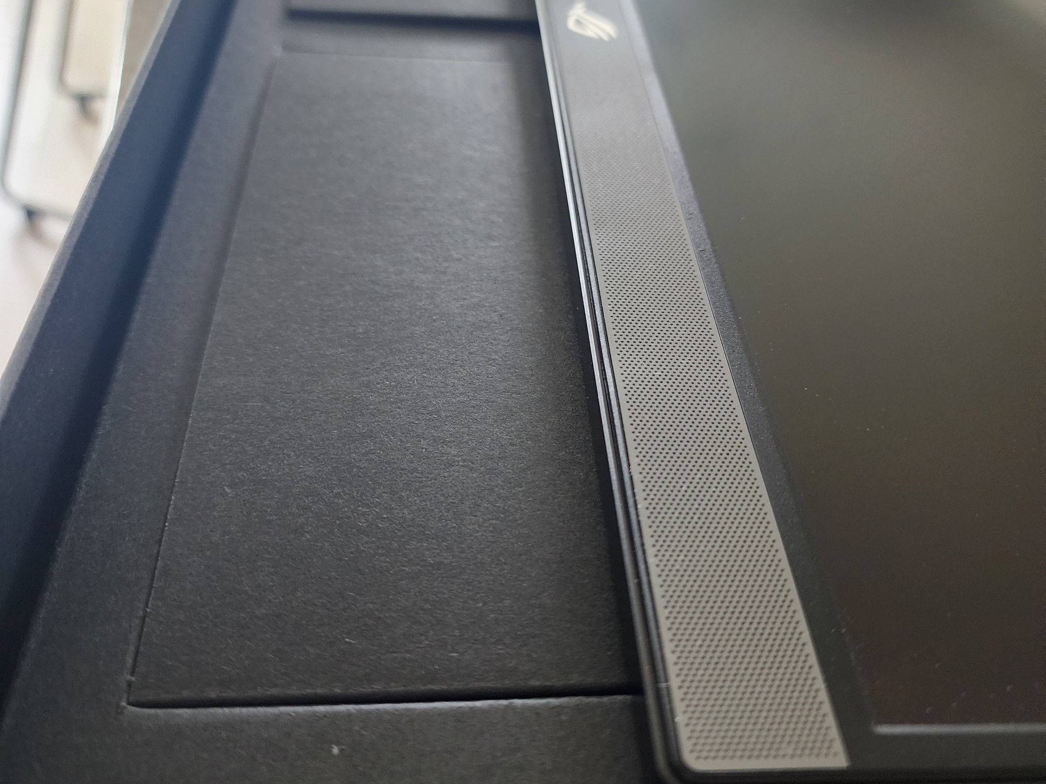 ASUS ROG STRIX XG17AHP