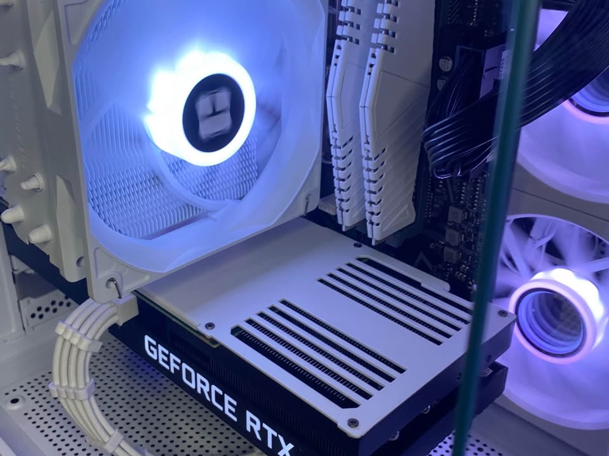 White Gaming PC (RTX 3070 8GB + AMD Ryzen 5 5500 + 16GB DDR4 + SSD)