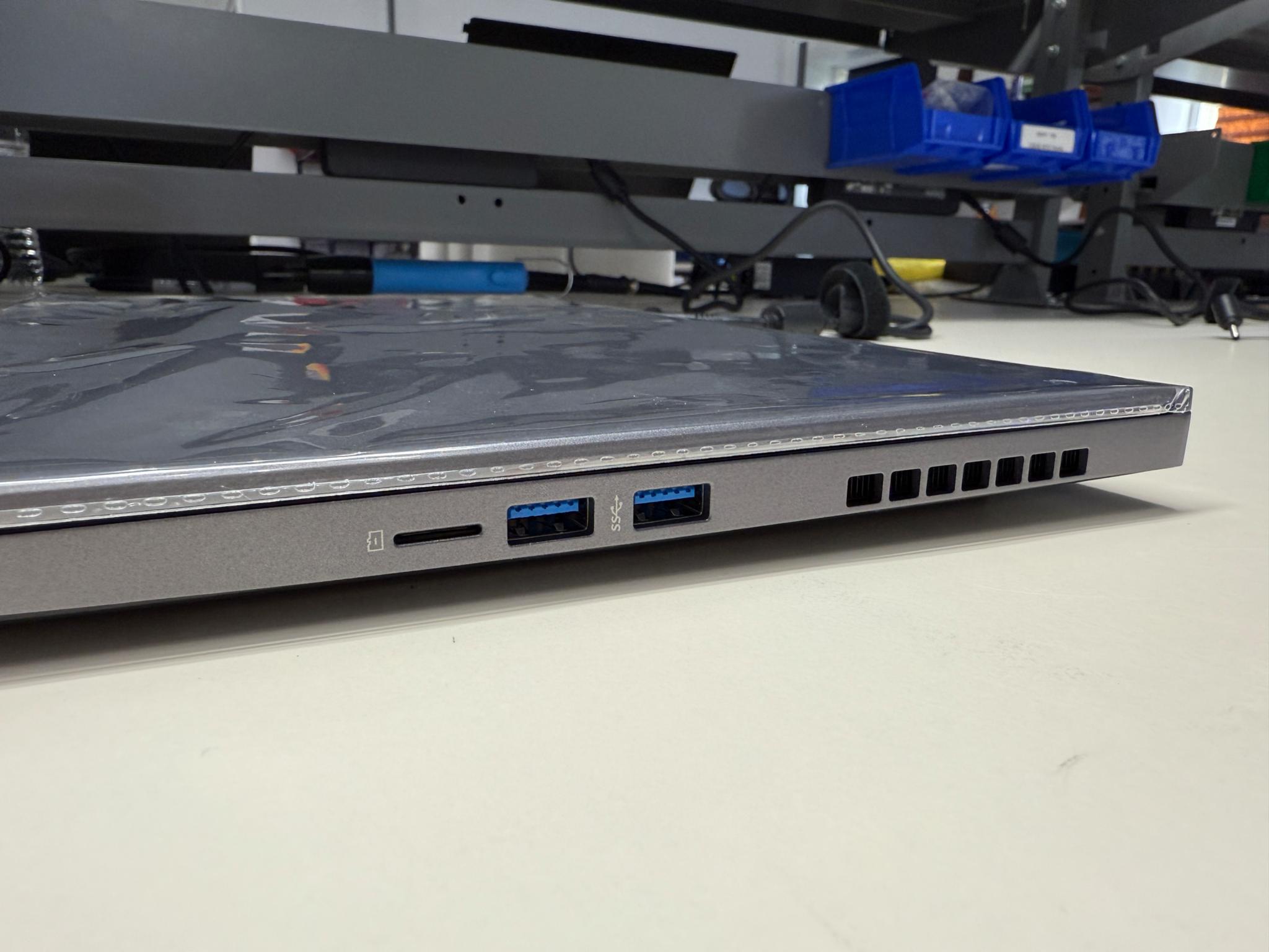 Eluktronics Max-15, i7-10875H, RTX 2080 Super, 32GB Ram, 2x 1TB SSD