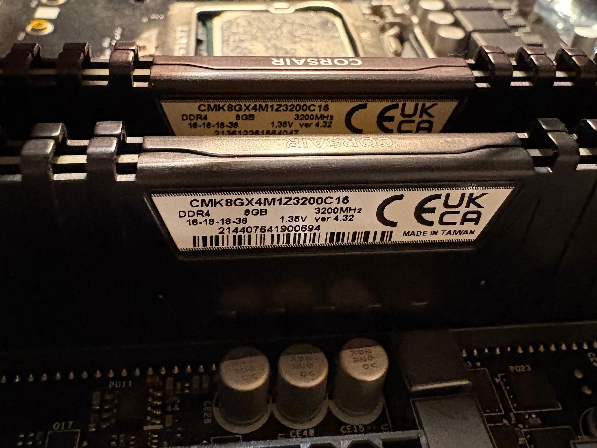 ASRock b460mPro4s/ac, i5-10400f, 2x8 GB 3200mhz DDR4