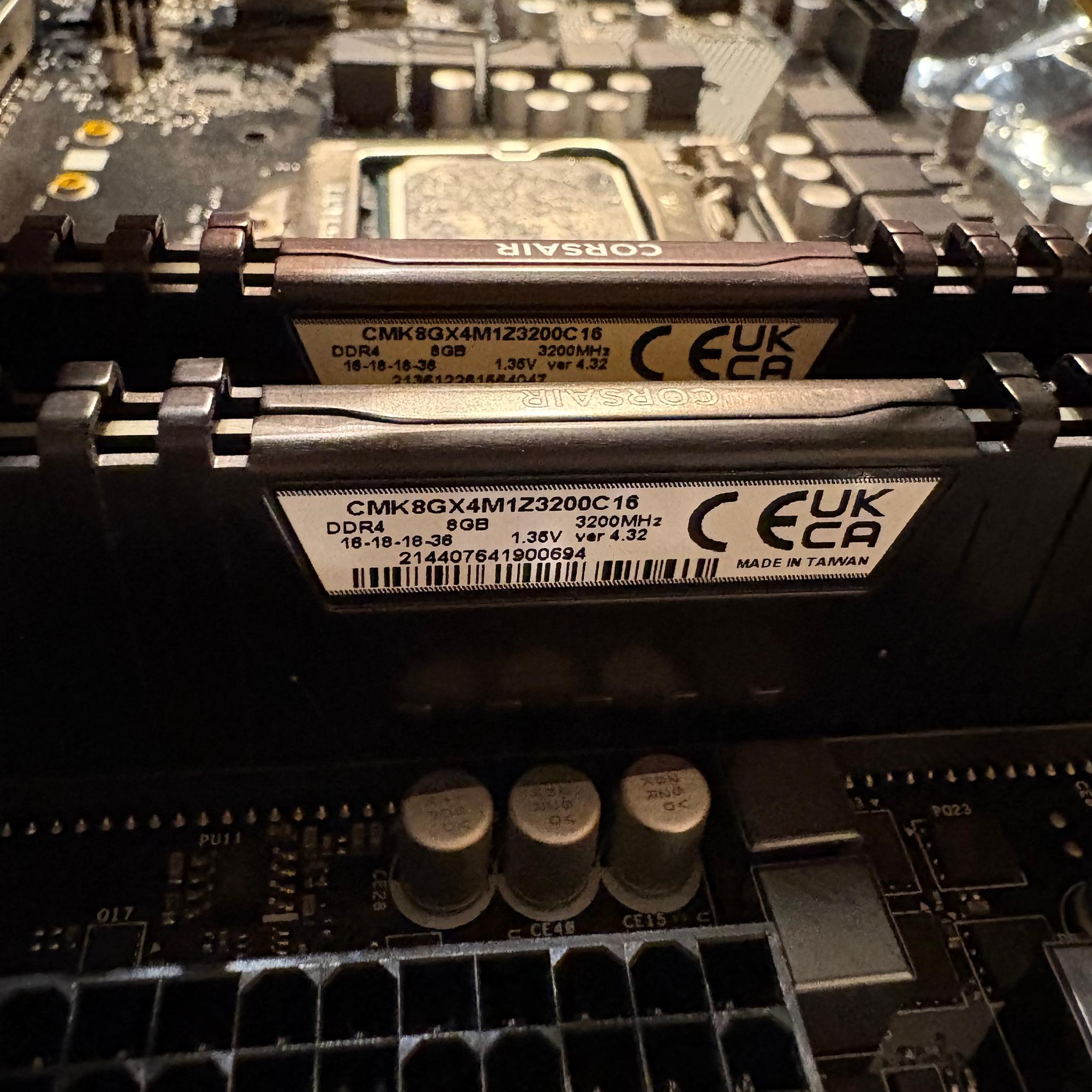 ASRock b460mPro4s/ac, i5-10400f, 2x8 GB 3200mhz DDR4