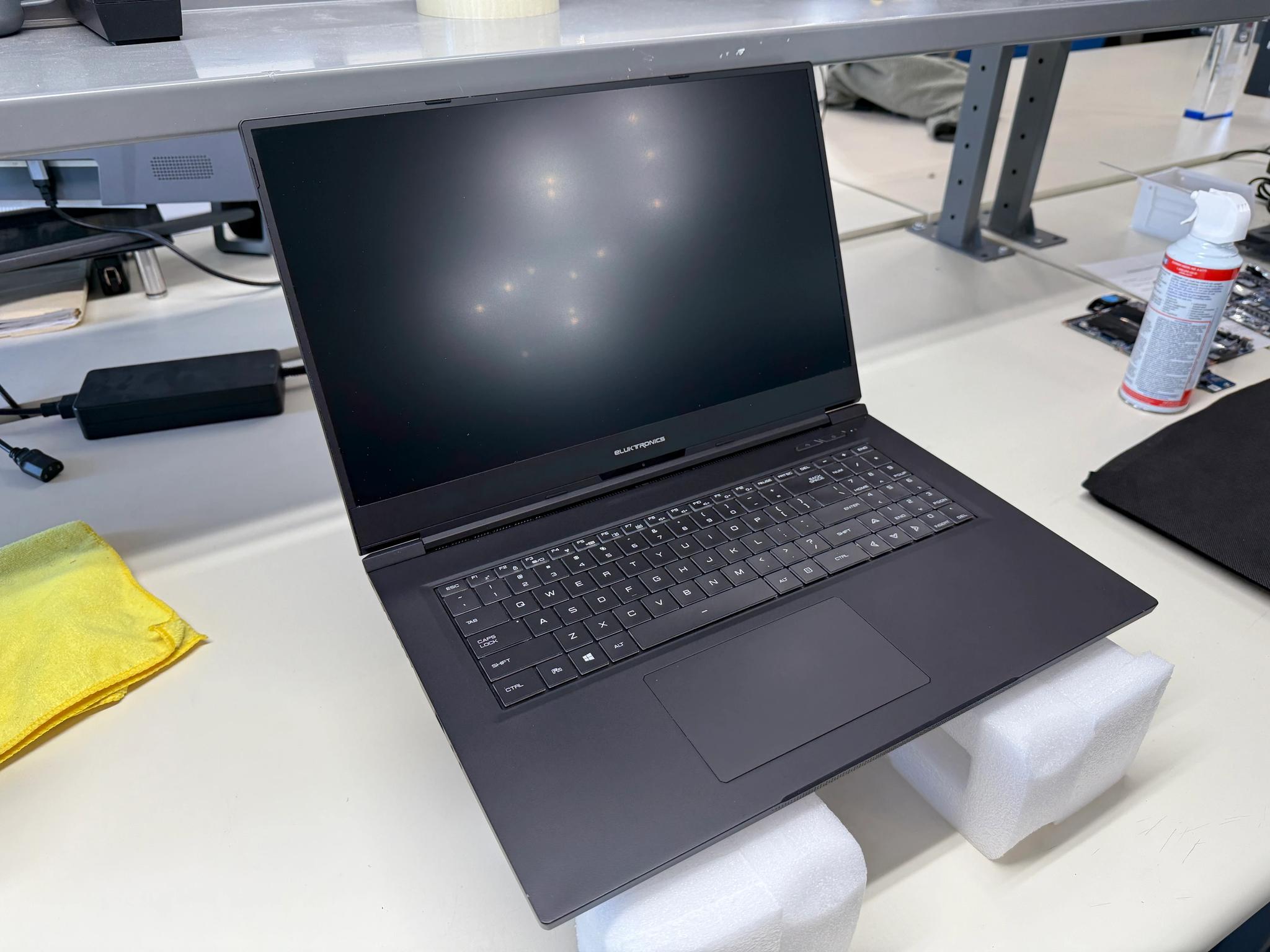 Eluktronics Max-17, i7-9750H, RTX 2060, 16GB RAM, 1TB SSD, 144HZ