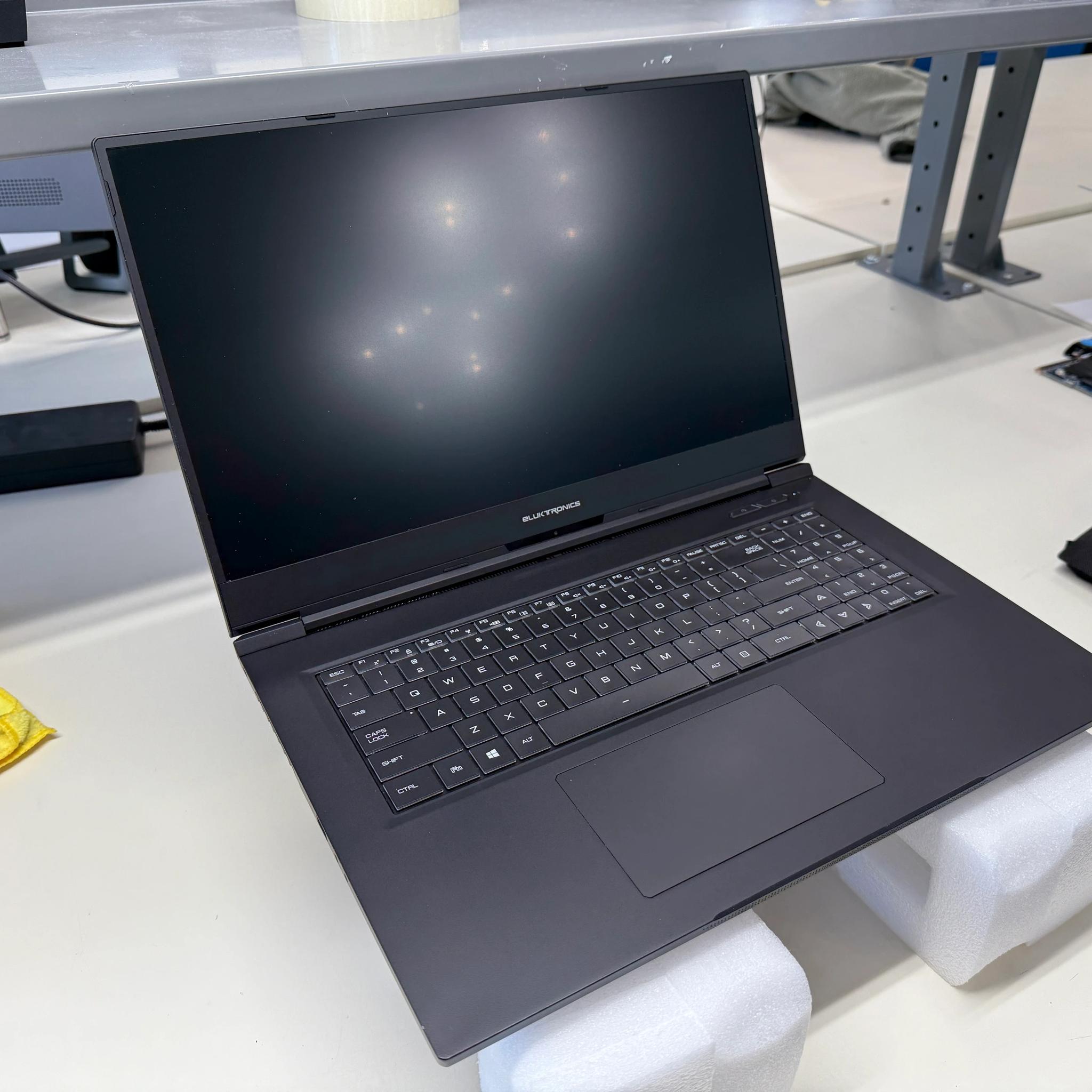 Eluktronics Max-17, i7-9750H, RTX 2060, 16GB RAM, 1TB SSD, 144HZ
