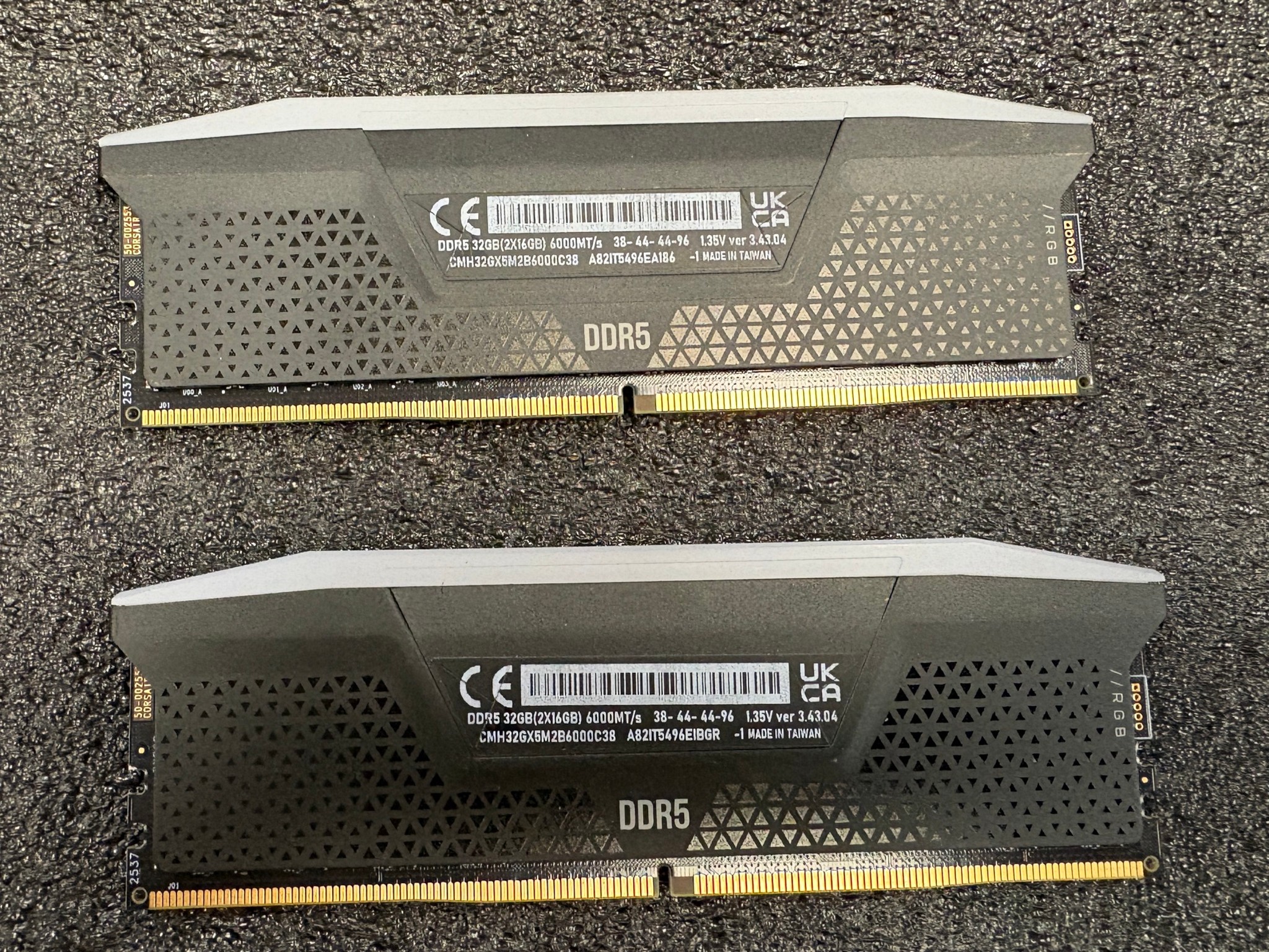 CORSAIR VENGEANCE RGB 32GB (2x16GB) DDR5 600MHZ-CMH32GX5M2B6000C38- Desktop Memory