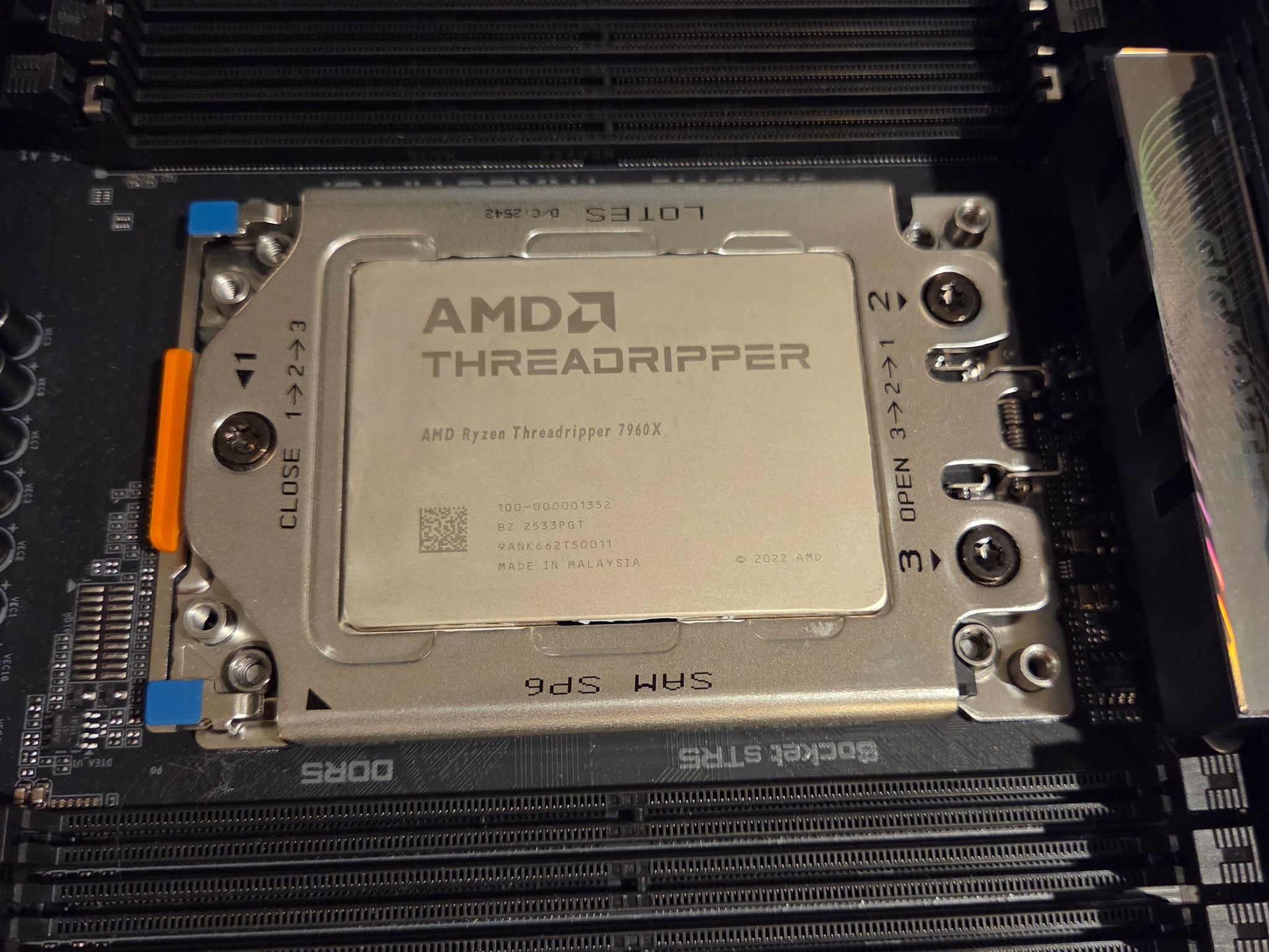 AMD Threadripper 7960X (24C/48T) + Gigabyte TRX50 AI TOP - CPU/Mobo Combo