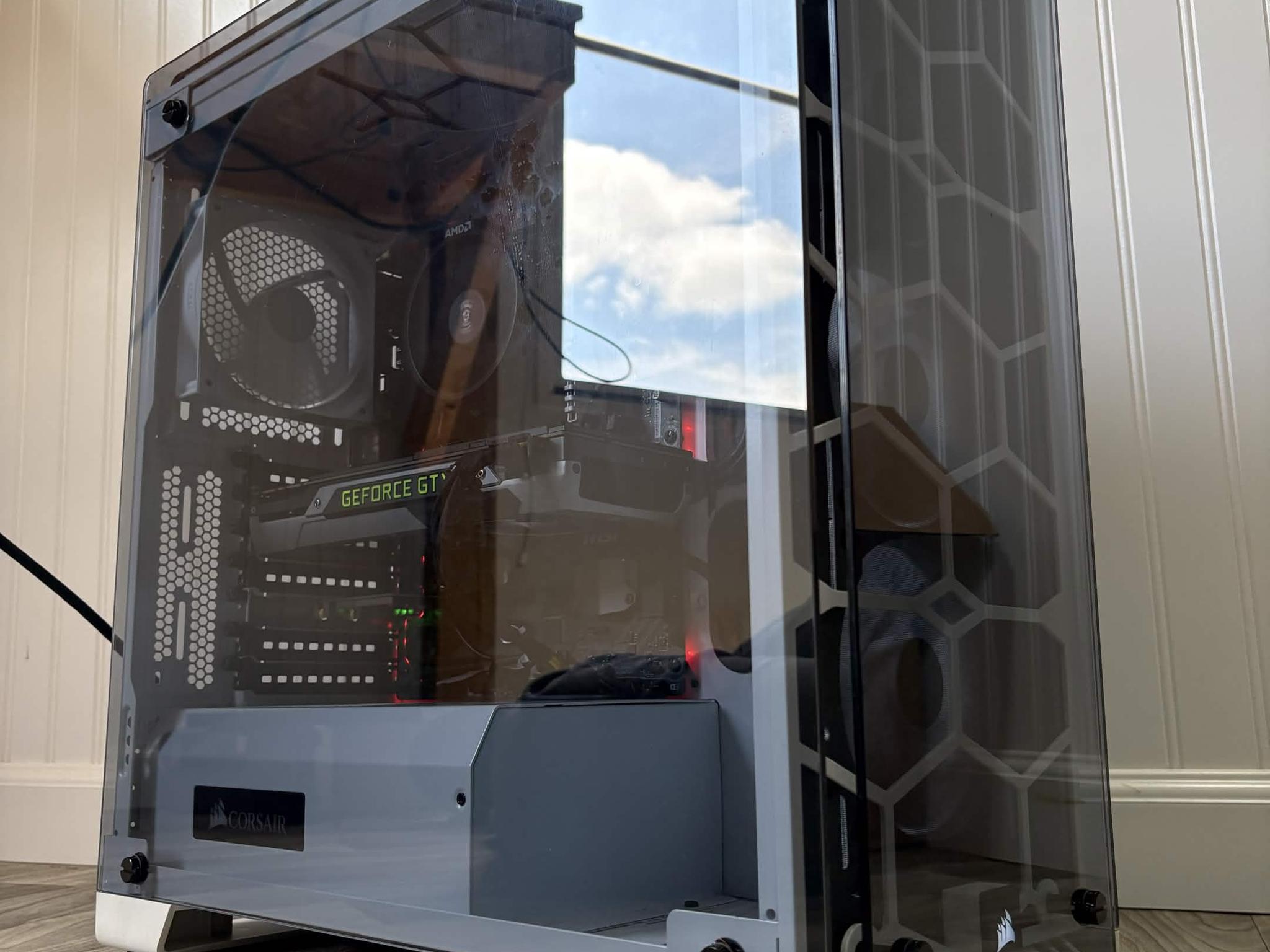 White Gaming Computer - Ryzen 7 - GTX 980