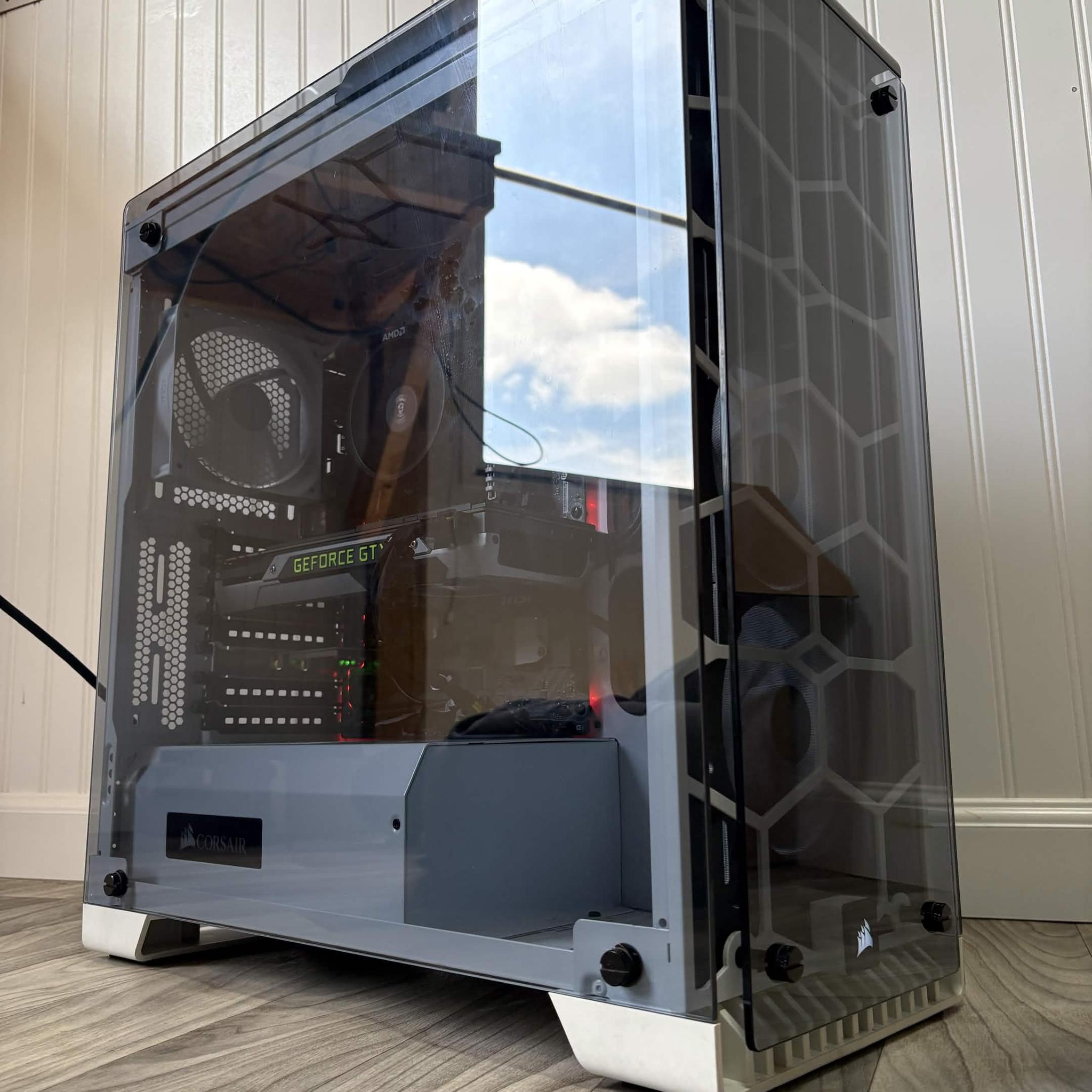 White Gaming Computer - Ryzen 7 - GTX 980
