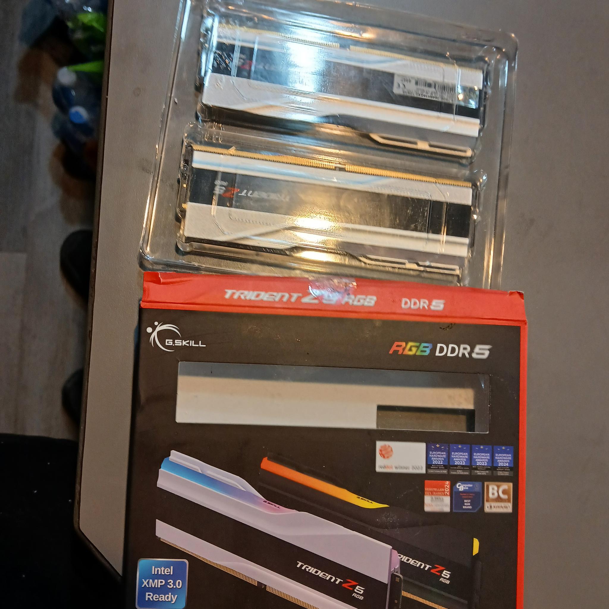 White g skill trident z5 rgb 16x2 ddr5 7800