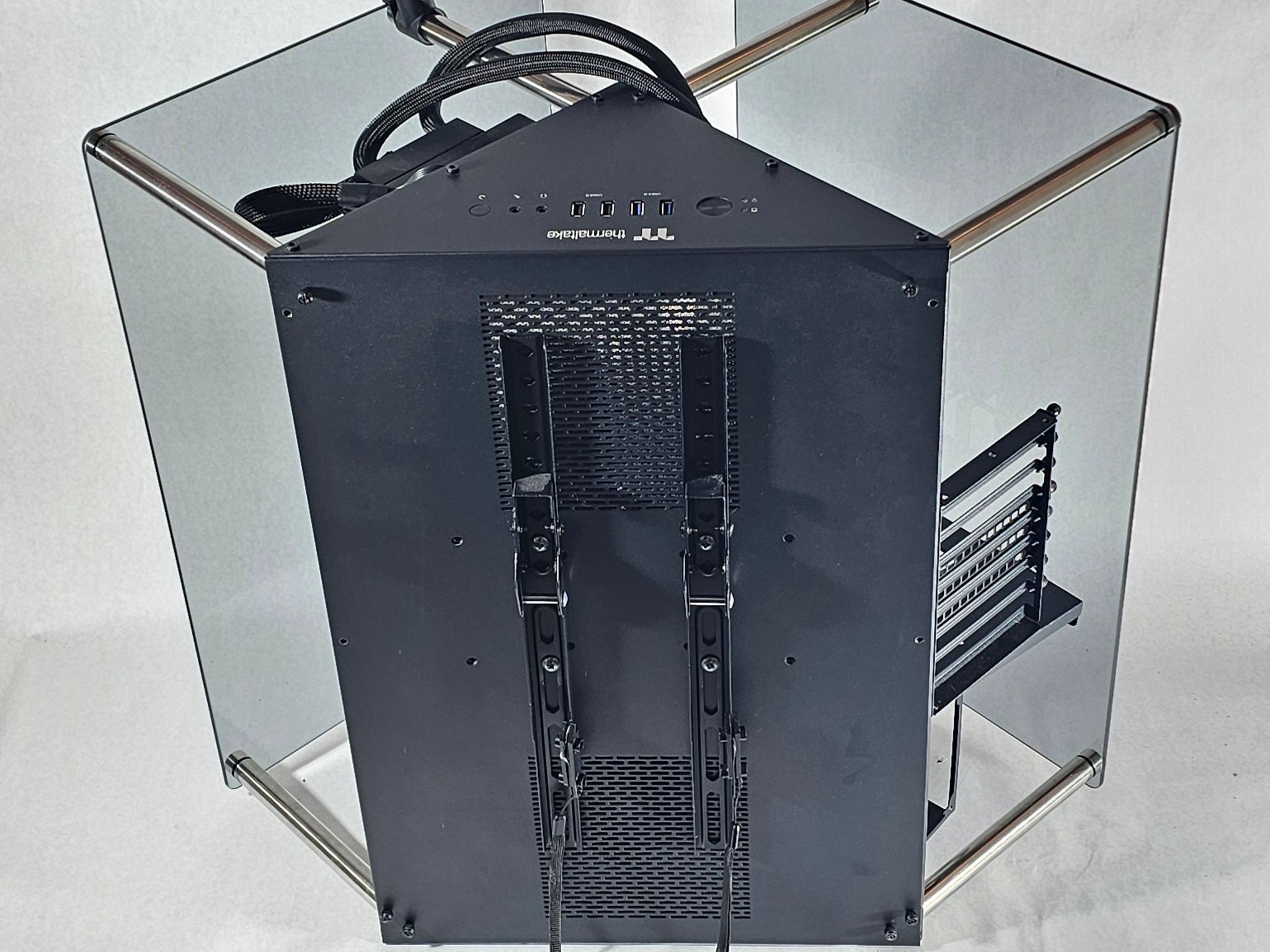 Thermaltake Core P90 Tempered Glass Edition (Wall Mount PC Case) w\ NZXT 420mm AIO & Wall Mount