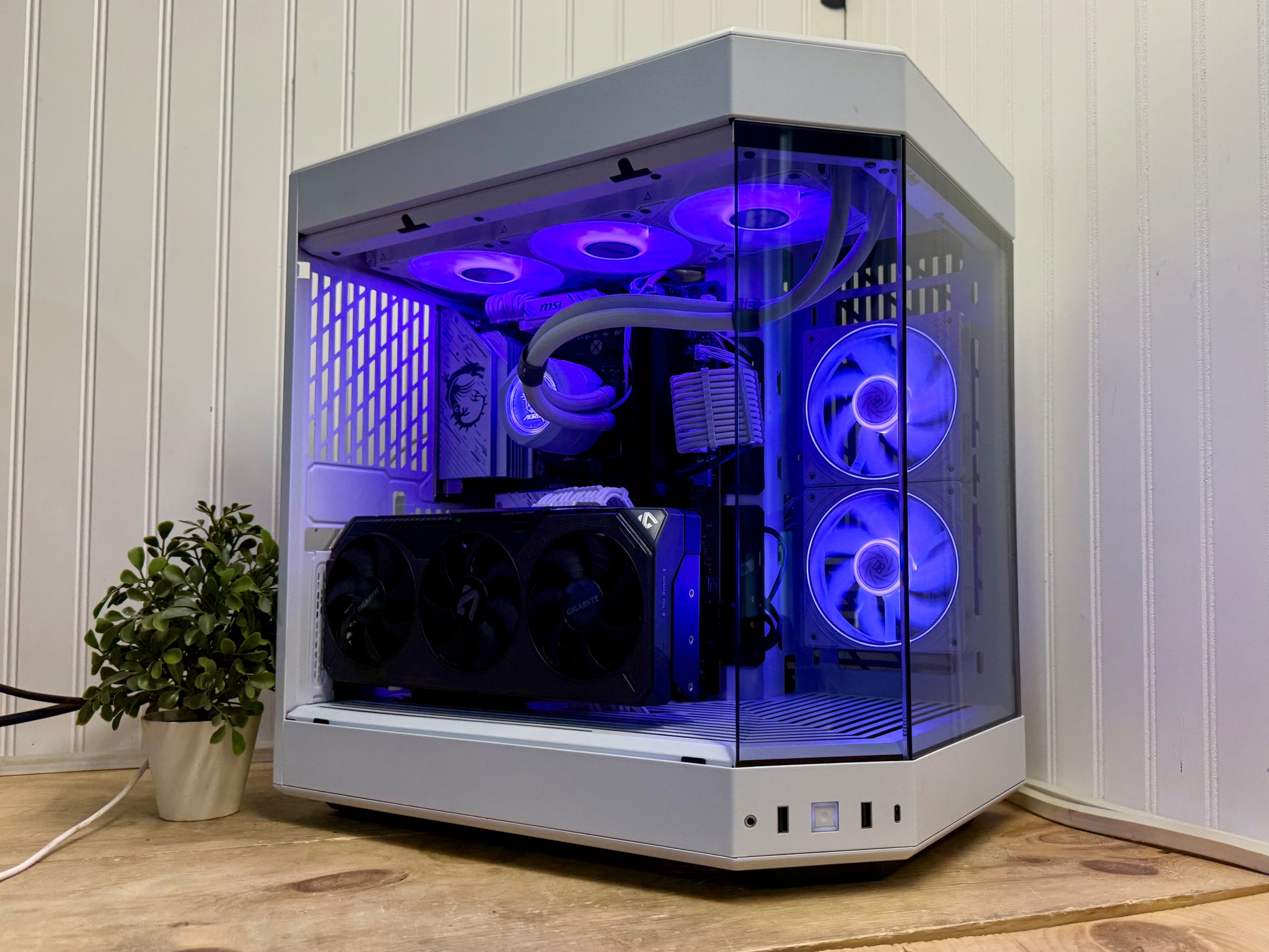 WHITE DRAGON  1440p /4k Gaming PC 7700x/9070XT/32g ddr5/x670E/1000w PSU /3 TB Storage/360mm AIO