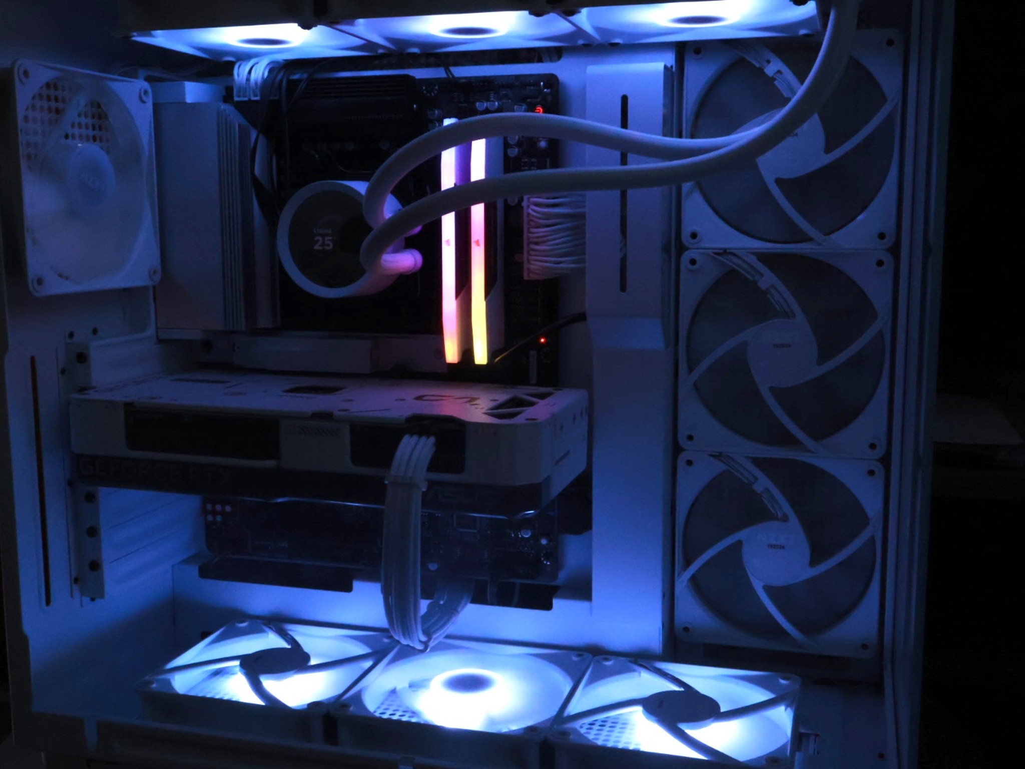 FULL WHITE GAMING PC - RTX 4070 12 GB, Ryzen 7 7800X3D, Liquid Cooling, 4 TB storage, 32 GB RAM