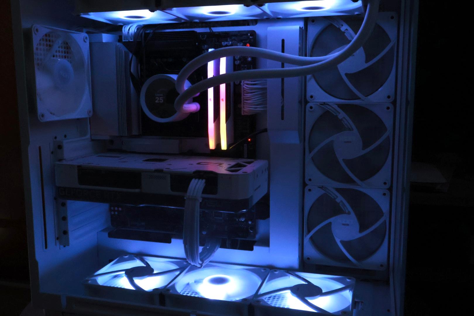 FULL WHITE GAMING PC - RTX 4070 12 GB, Ryzen 7 7800X3D, Liquid Cooling, 4 TB storage, 32 GB RAM