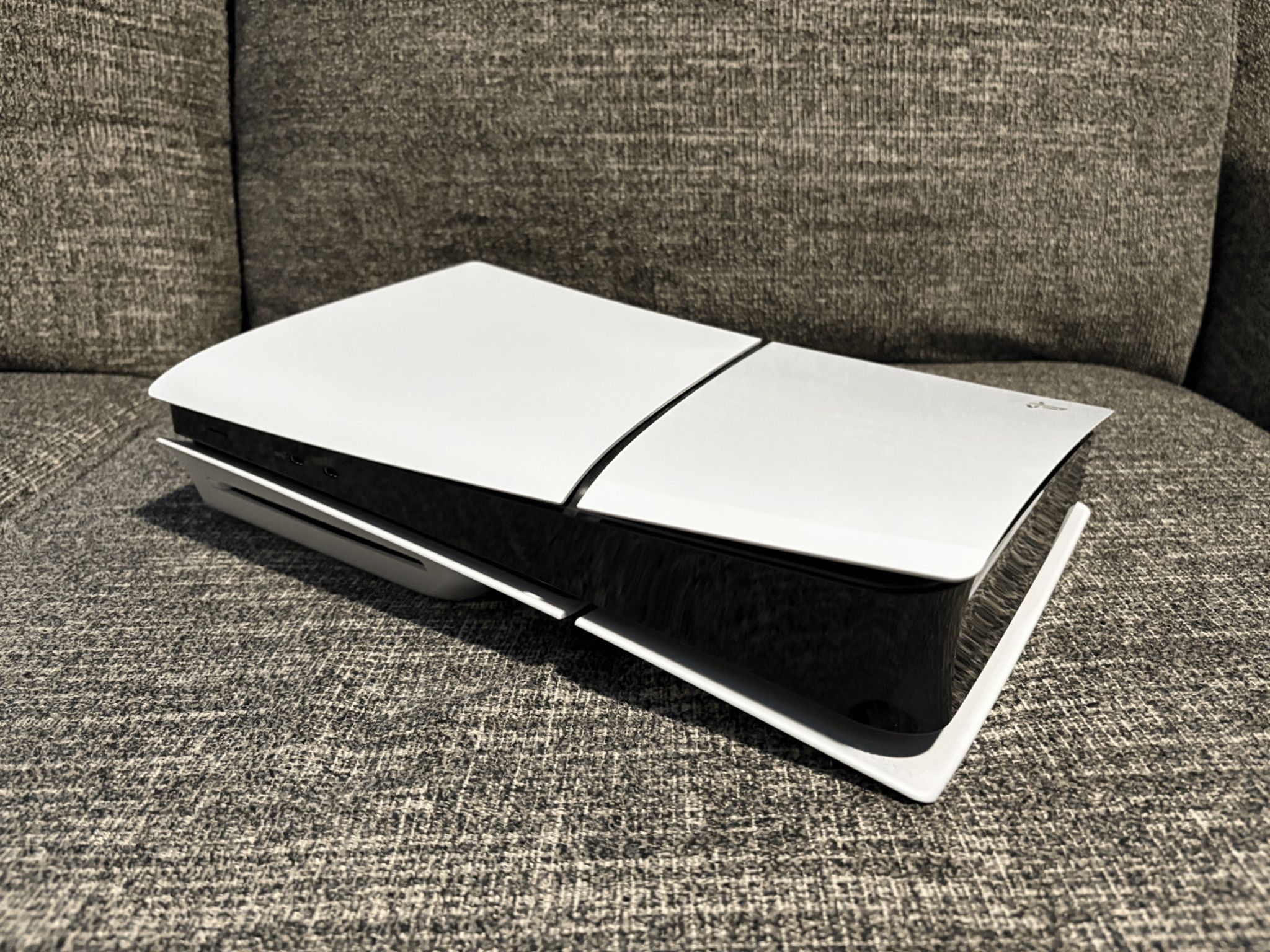 PS5 Disc Edition 1TB + 2x PS5 Controllers + 4 GAMES [SF6 + FFVII Remake + Astro Bot + Bloodborne]