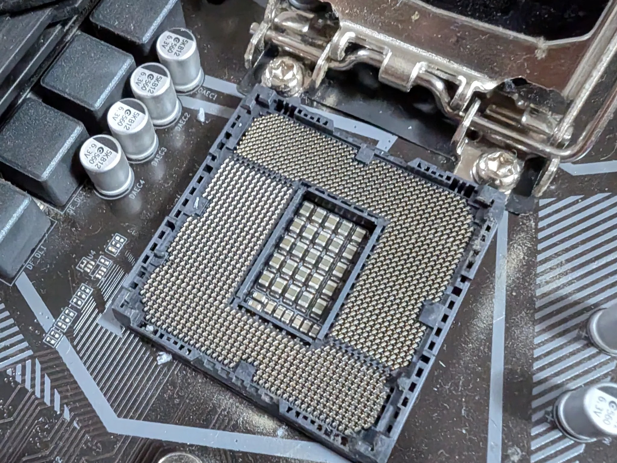 *READ* Gigabyte B560 AC ATX motherboard