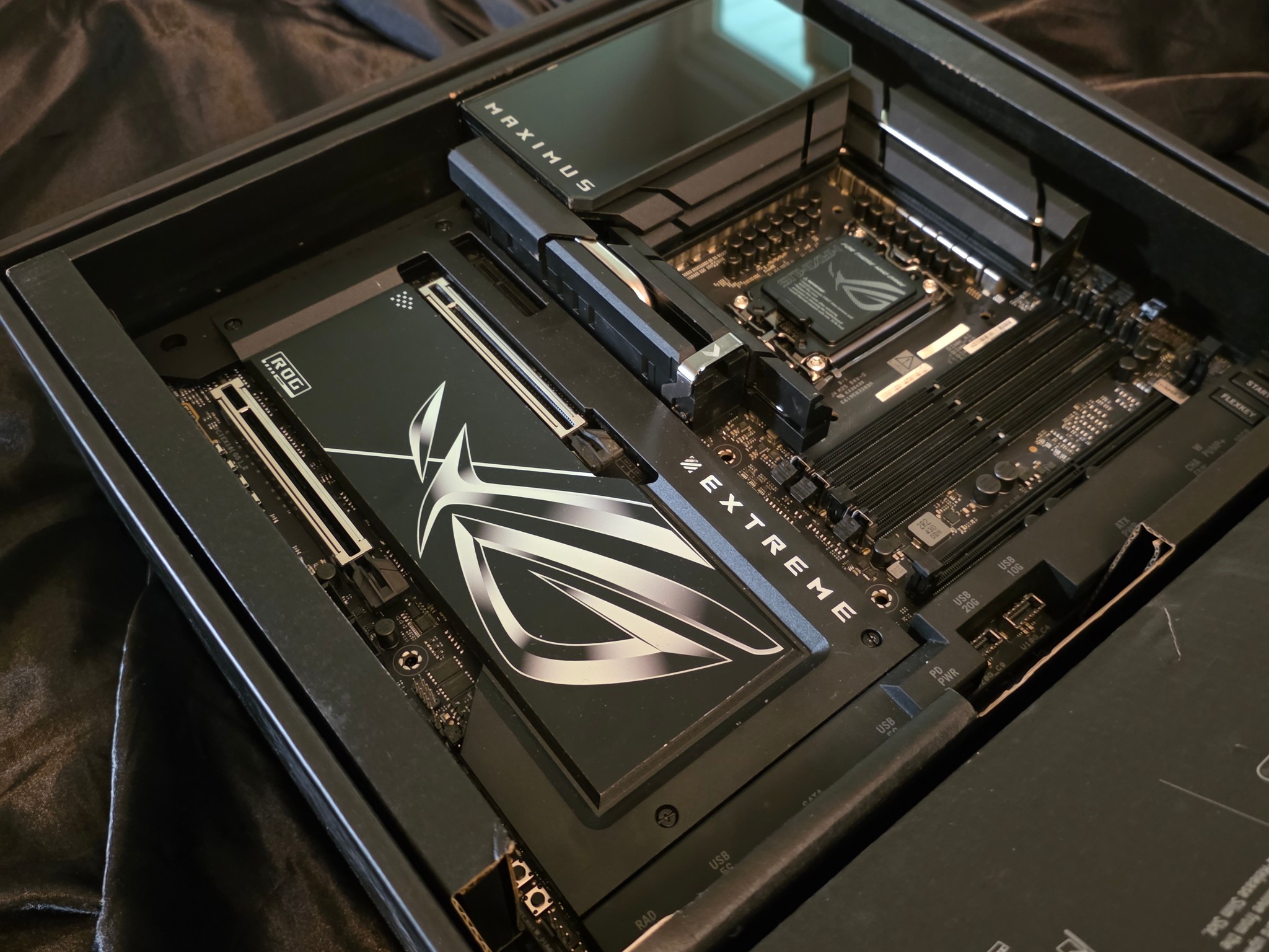 Rog maximus z890 extreme + 265K + 500 GB NMVE