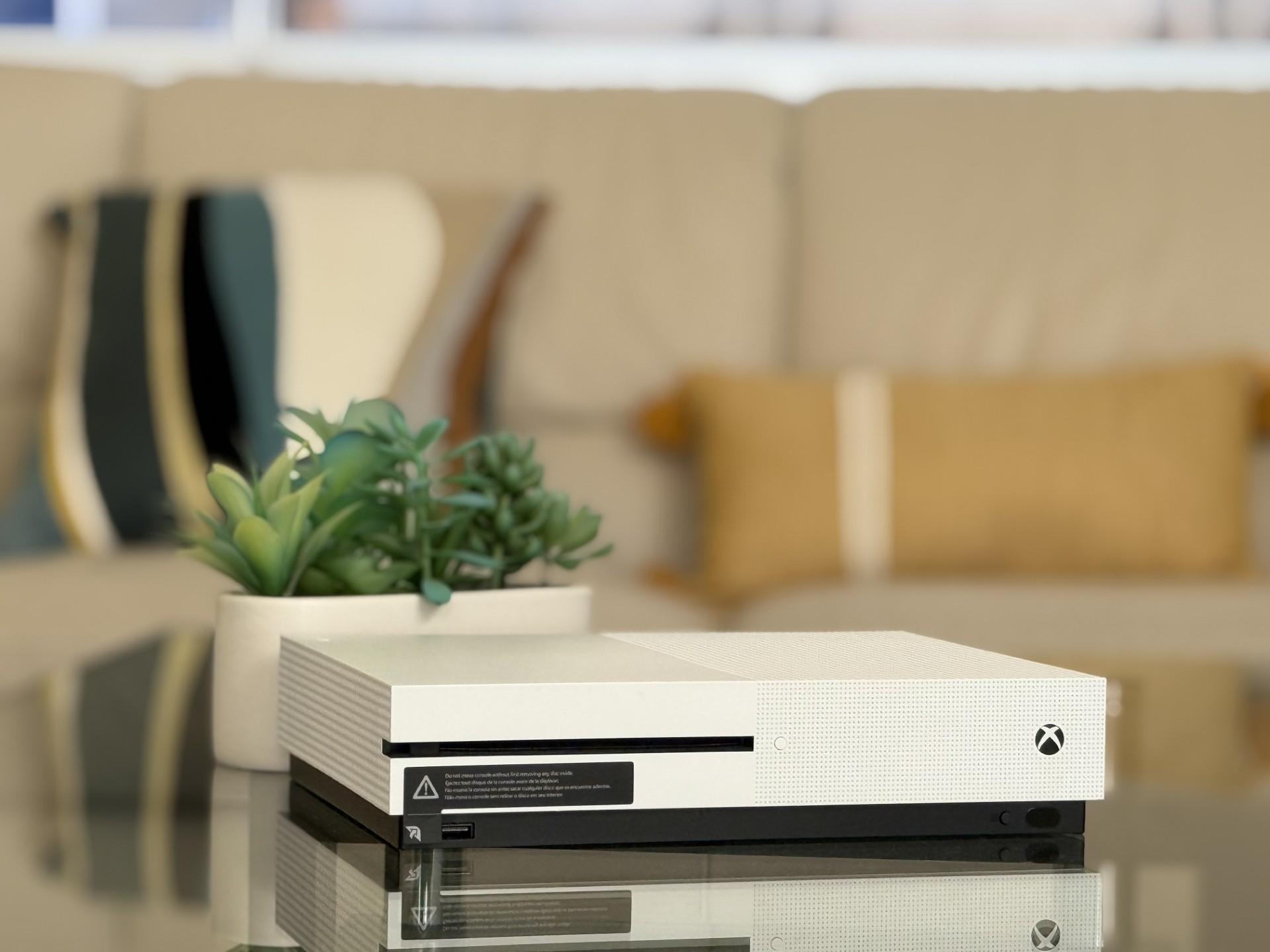 Great Deal! XBOX ONE S 1TB ALMOST NEW!