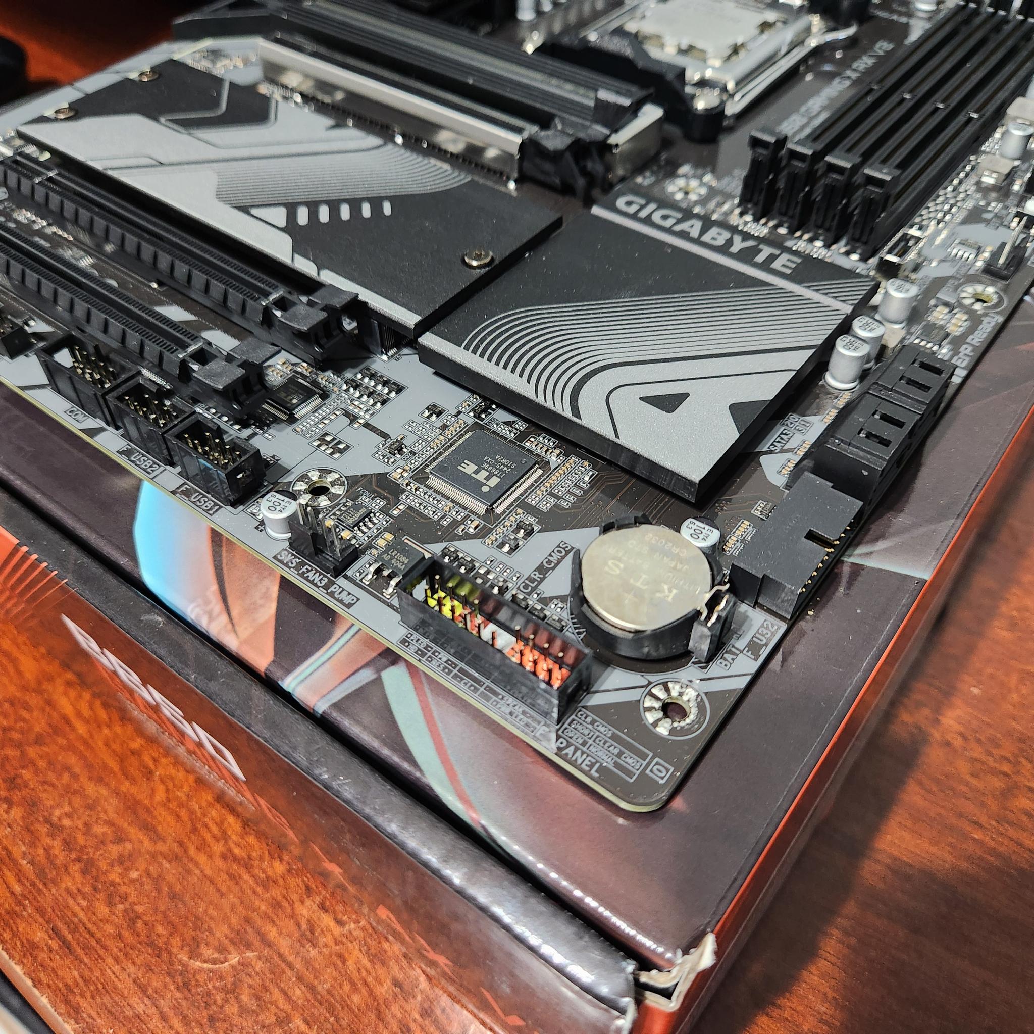 AMD RYZEN 5 7600X | B650 GIGABYTE GAMING AX V2 MOTHERBOARD