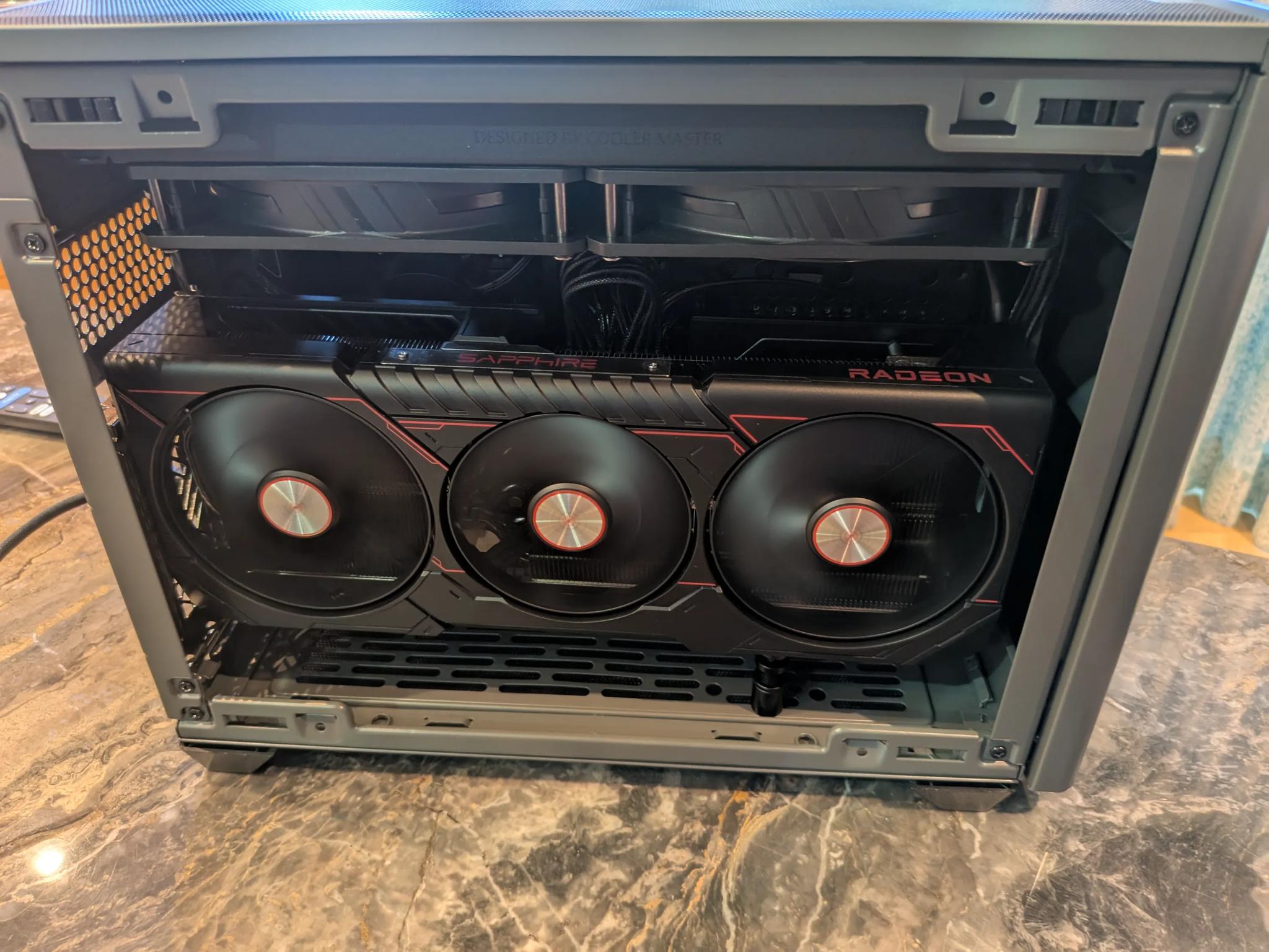 Red & Blue - RX 9070 XT, Intel Core Ultra 7 265KF, 32 GB DDR5 RAM, 4 TB Gen 5 NVME, Liquid Cooled