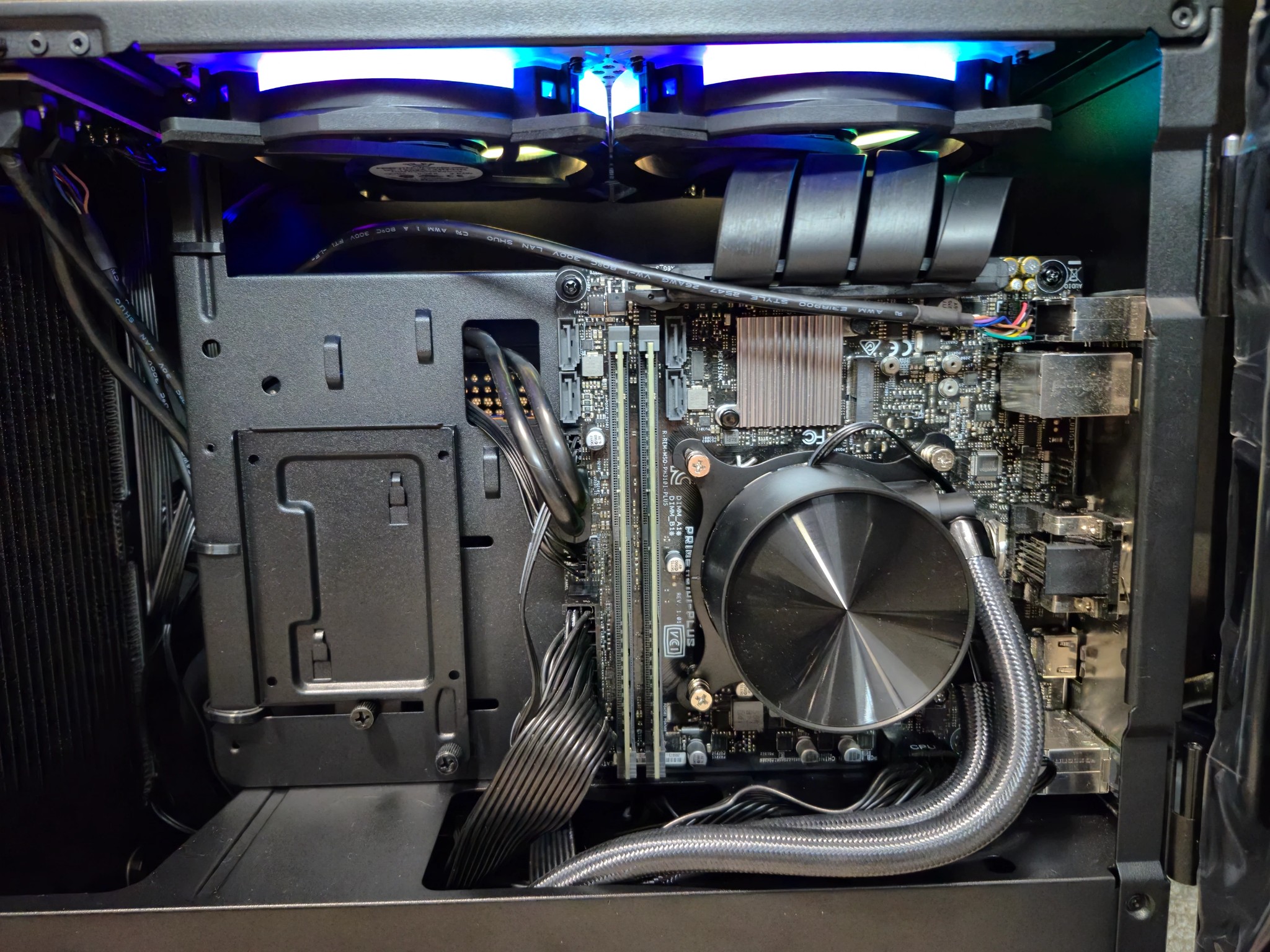 ITX + Liquid Cooled | 140 FPS Fortnite | i5-8400, 16GB RAM, Radeon