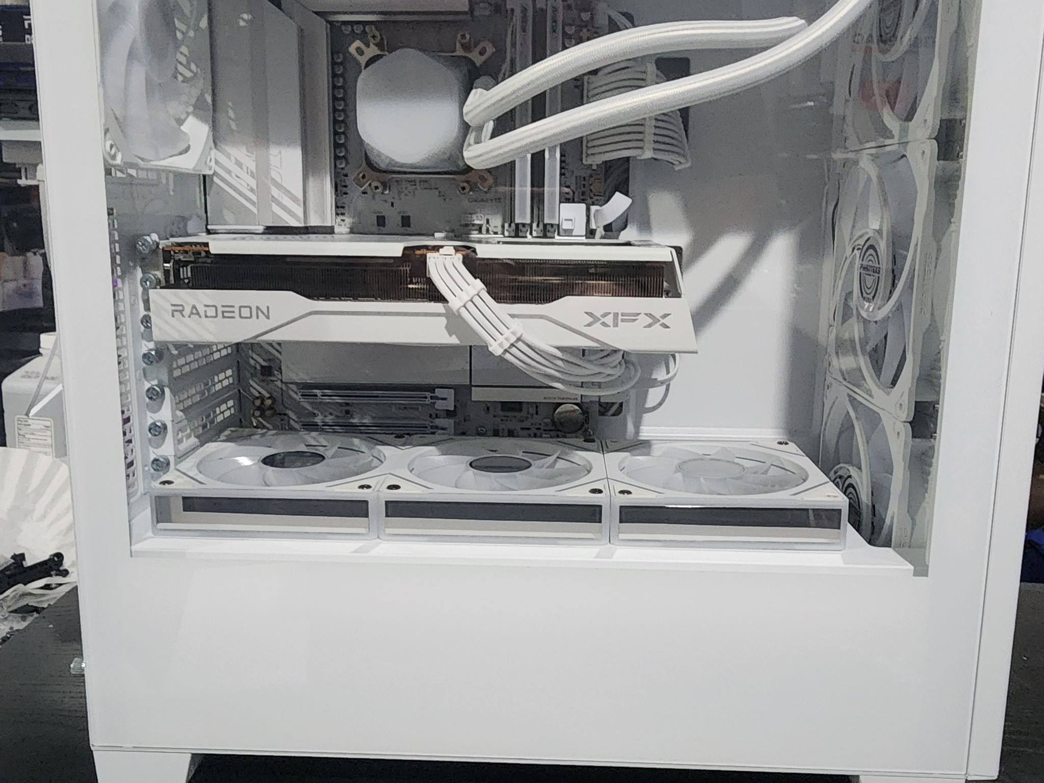 [ALL-WHITE/ICE GAMING PC] Ryzen 7 7800X3D | 4TB NVMe | 32GB DDR5 | Wi-Fi 7