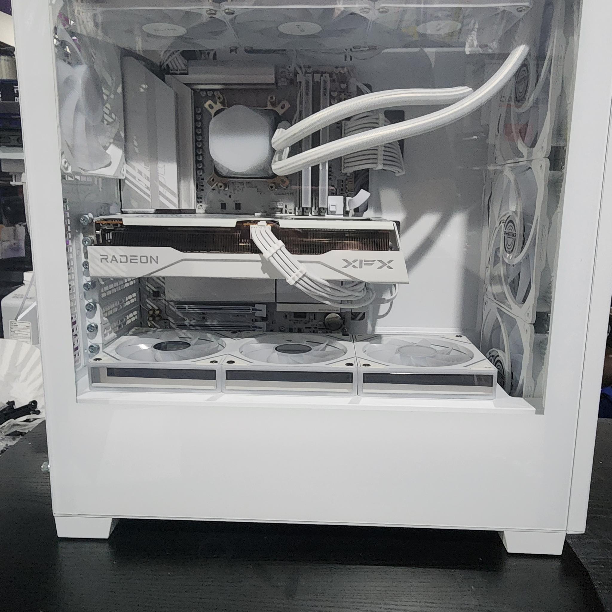 [ALL-WHITE/ICE GAMING PC] Ryzen 7 7800X3D | 4TB NVMe | 32GB DDR5 | Wi-Fi 7
