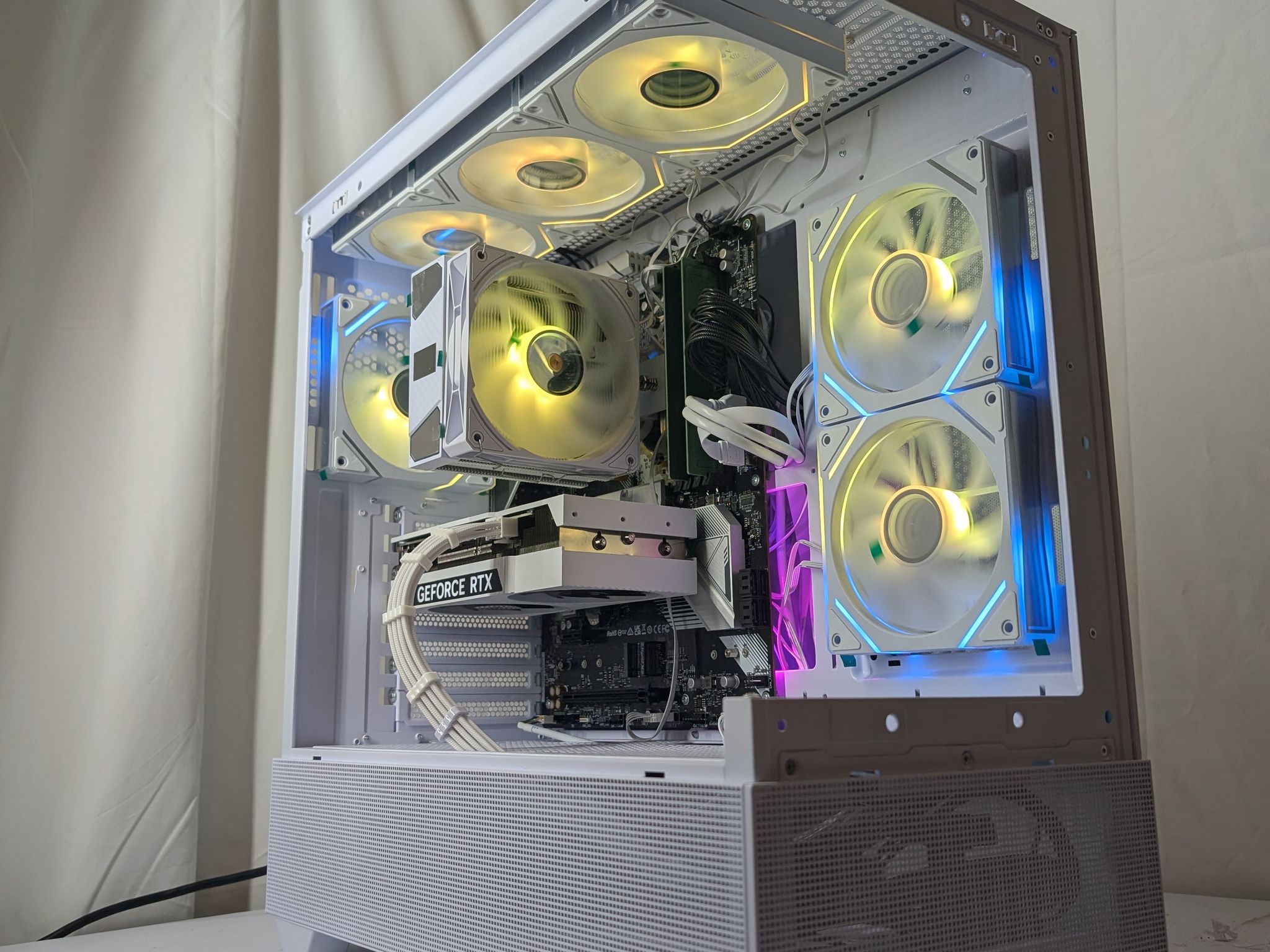 RTX 4070 | RYZEN 5 7600X | 16gb DDR5 | 1TB NVME | ALL WHITE